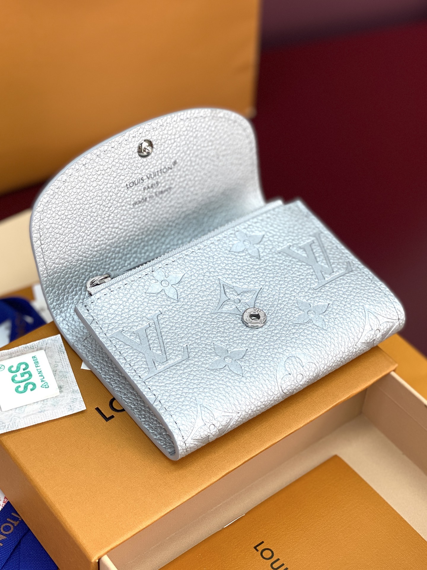 LV高仿銀色翻蓋短夾|Monogram壓紋精品皮夾| 12 LV高仿銀色翻蓋短夾|Monogram壓紋精品皮夾