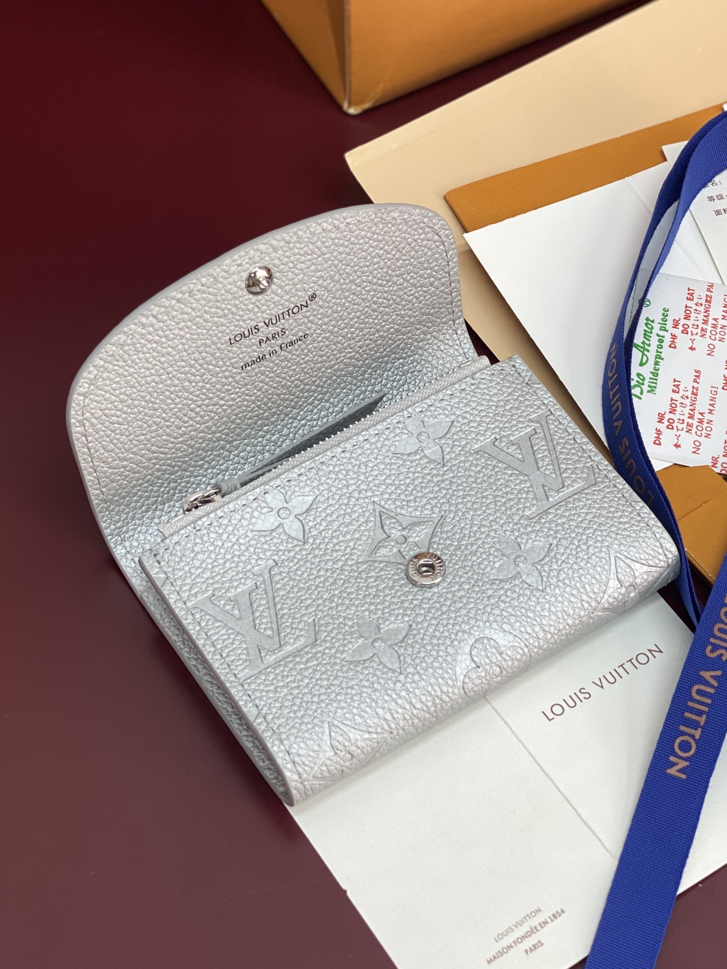 LV高仿銀色翻蓋短夾|Monogram壓紋精品皮夾| 11 LV高仿銀色翻蓋短夾|Monogram壓紋精品皮夾