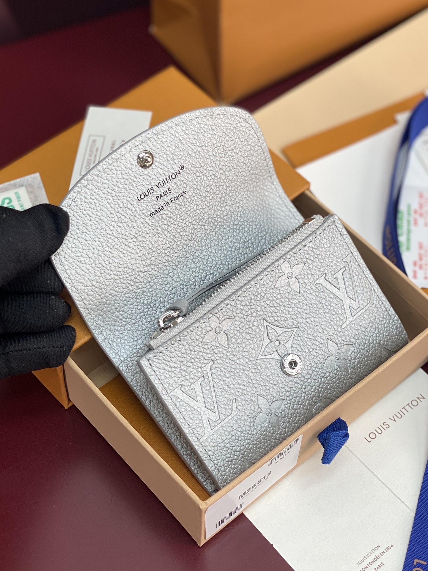 LV高仿銀色翻蓋短夾|Monogram壓紋精品皮夾| 10 LV高仿銀色翻蓋短夾|Monogram壓紋精品皮夾