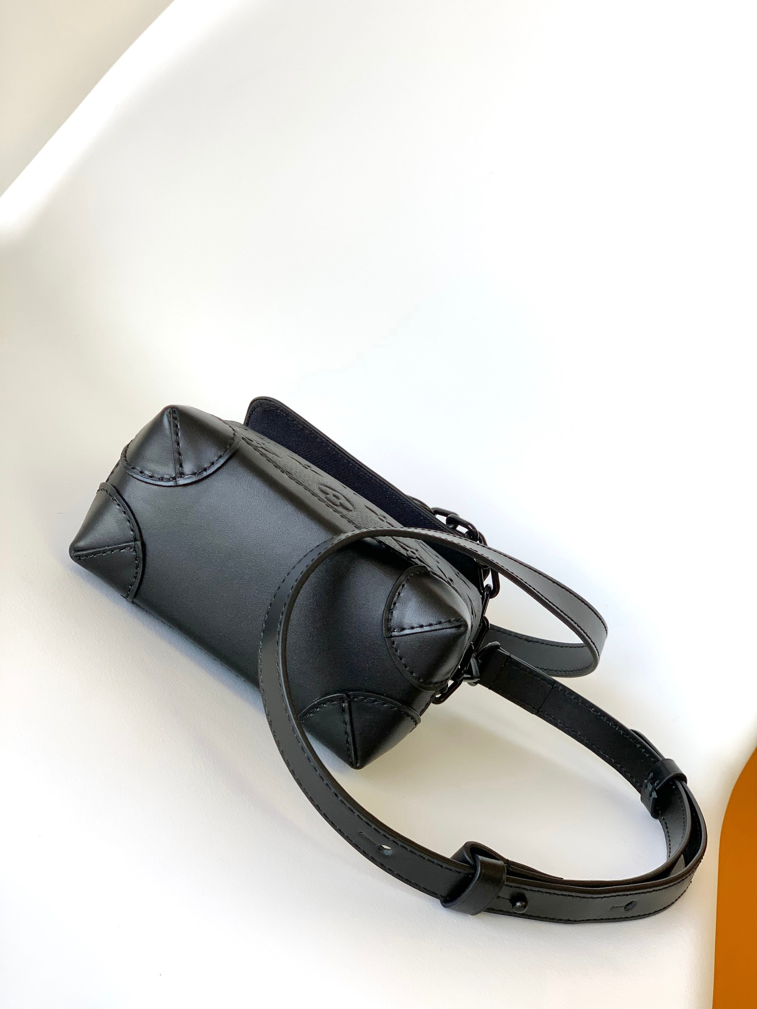 LV 原單 黑色壓紋 Monogram Nano 小書包 全黑迷你斜背包| 12 LV 原單 黑色壓紋 Monogram Nano 小書包 全黑迷你斜背包