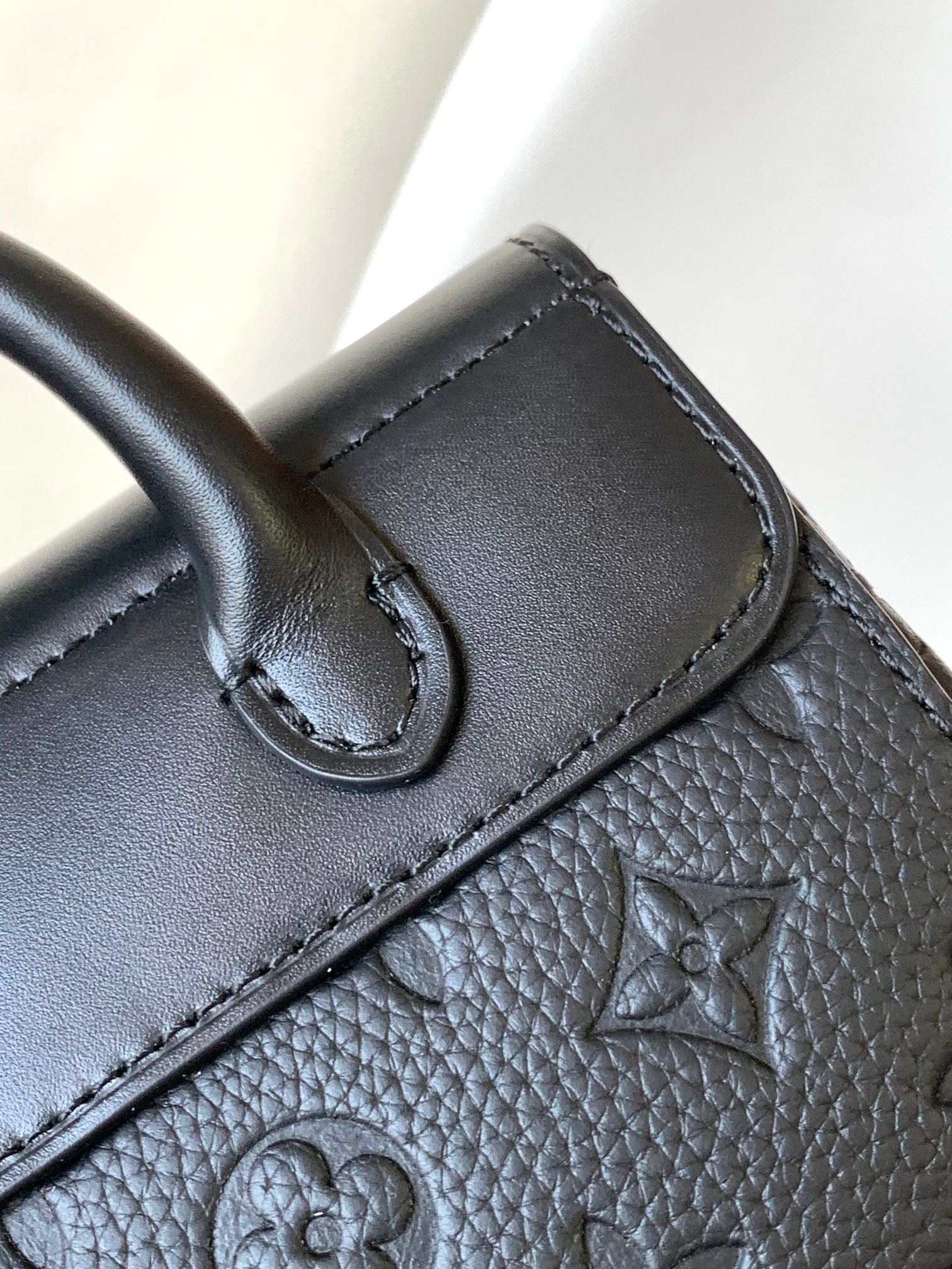 LV 原單 黑色壓紋 Monogram Nano 小書包 全黑迷你斜背包| 10 LV 原單 黑色壓紋 Monogram Nano 小書包 全黑迷你斜背包