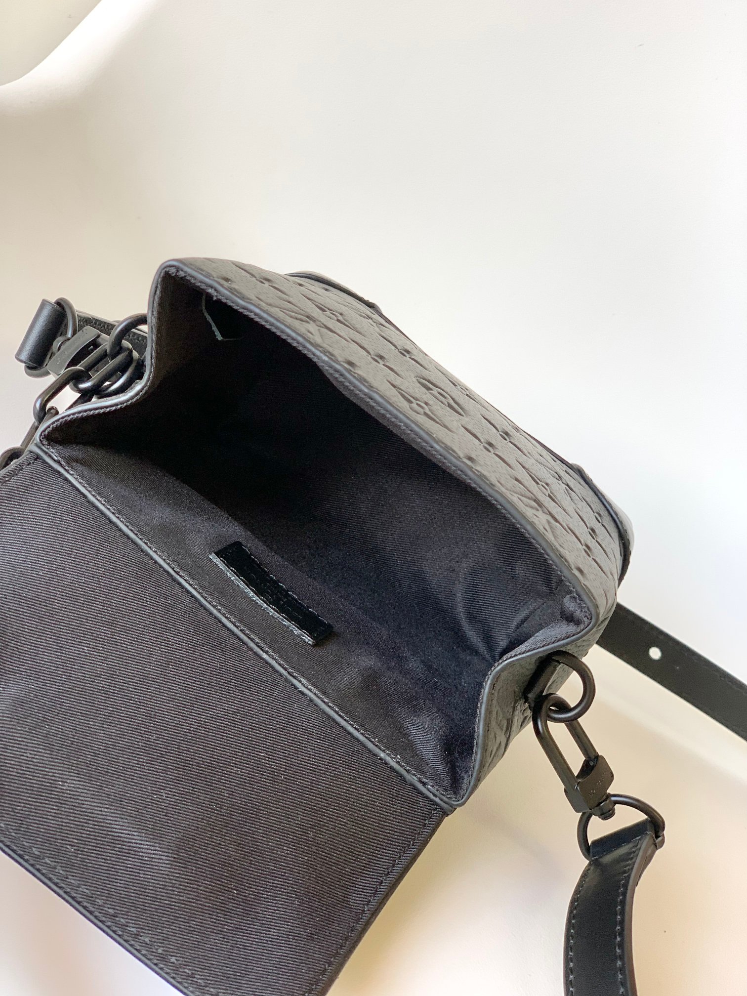LV 原單 黑色壓紋 Monogram Nano 小書包 全黑迷你斜背包| 9 LV 原單 黑色壓紋 Monogram Nano 小書包 全黑迷你斜背包