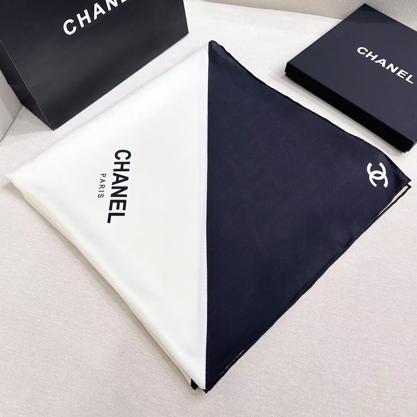 Chanel黑白拼接絲巾女 高仿高級感圍巾 一比一百搭方巾推薦| 13 Chanel黑白拼接絲巾女 高仿高級感圍巾 一比一百搭方巾推薦
