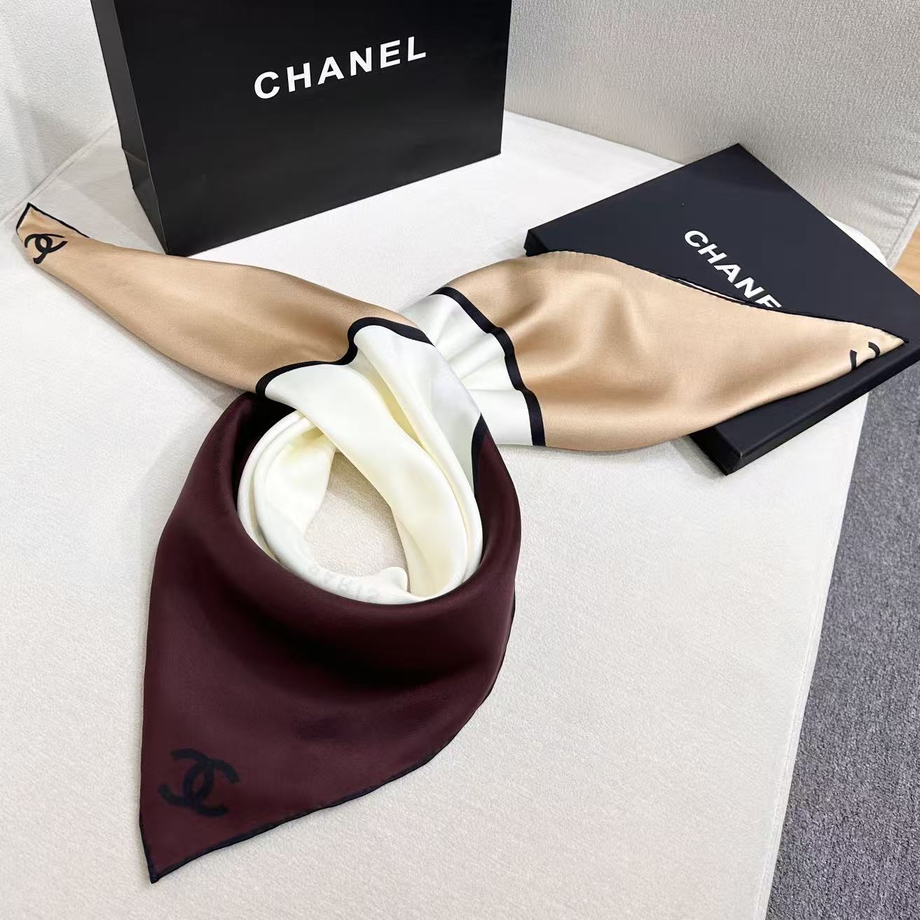 Chanel黑白拼接絲巾女 高仿高級感圍巾 一比一百搭方巾推薦| 11 Chanel黑白拼接絲巾女 高仿高級感圍巾 一比一百搭方巾推薦