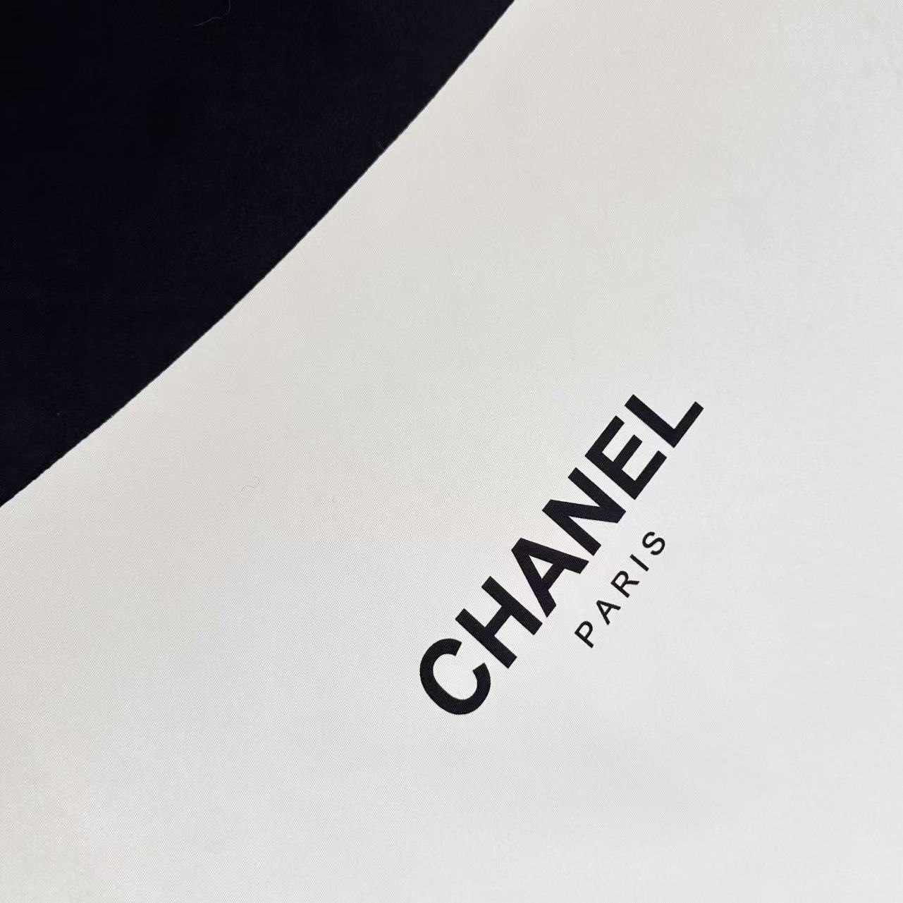 Chanel黑白拼接絲巾女 高仿高級感圍巾 一比一百搭方巾推薦| 9 Chanel黑白拼接絲巾女 高仿高級感圍巾 一比一百搭方巾推薦