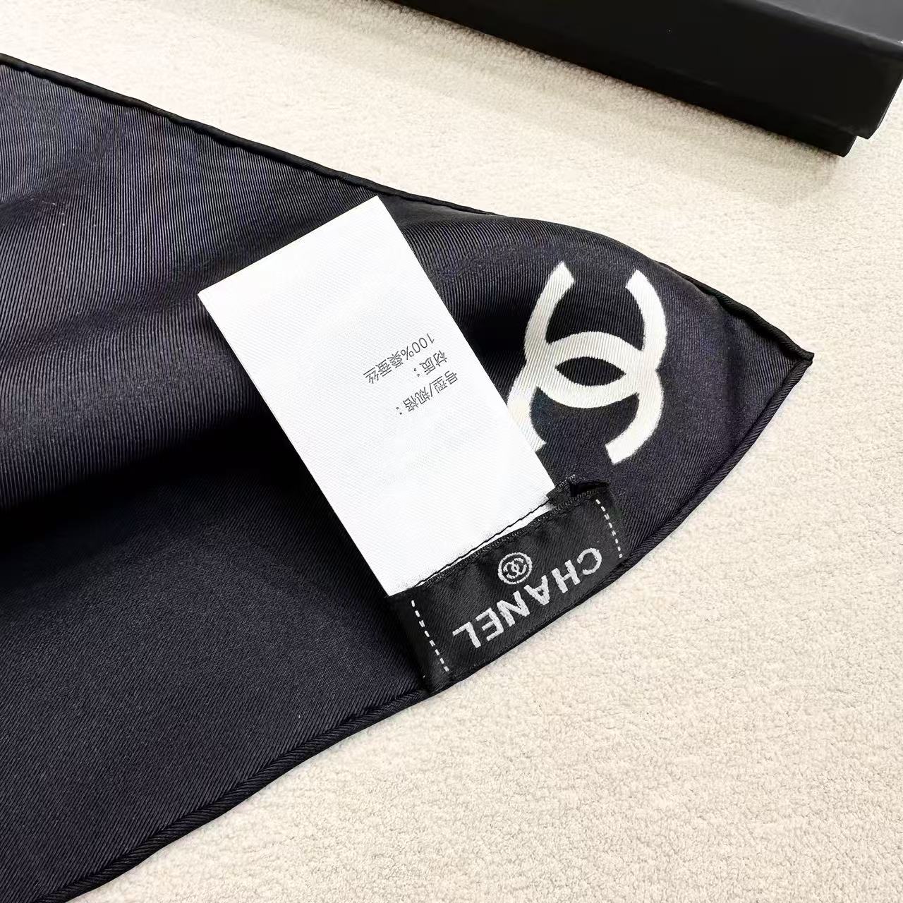 Chanel黑白拼接絲巾女 高仿高級感圍巾 一比一百搭方巾推薦| 8 Chanel黑白拼接絲巾女 高仿高級感圍巾 一比一百搭方巾推薦