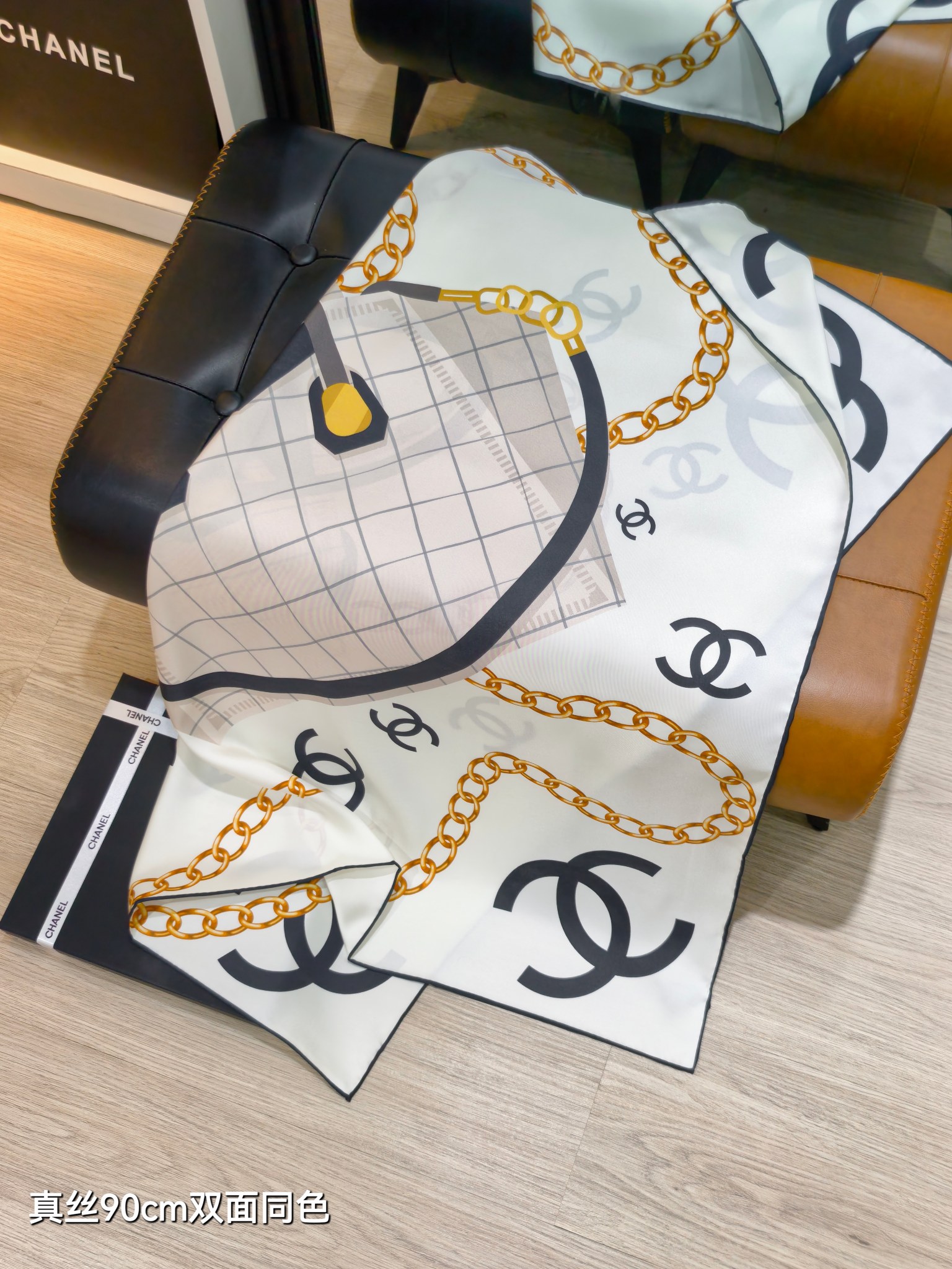 Chanel鏈條包圖騰大方巾女 高仿高級感圍巾 一比一真絲90cm百搭披肩