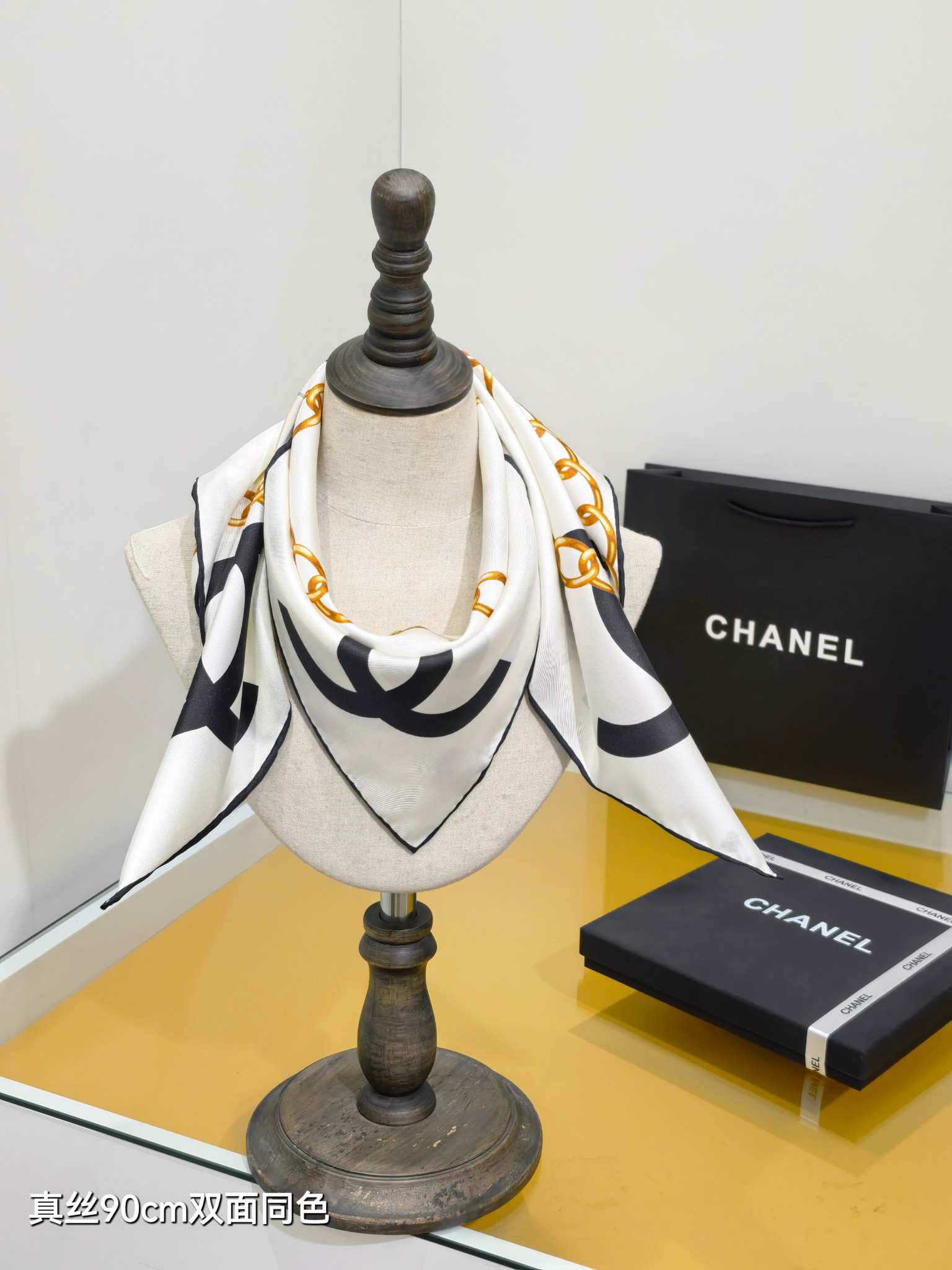 Chanel鏈條包圖騰大方巾女 高仿高級感圍巾 一比一真絲90cm百搭披肩