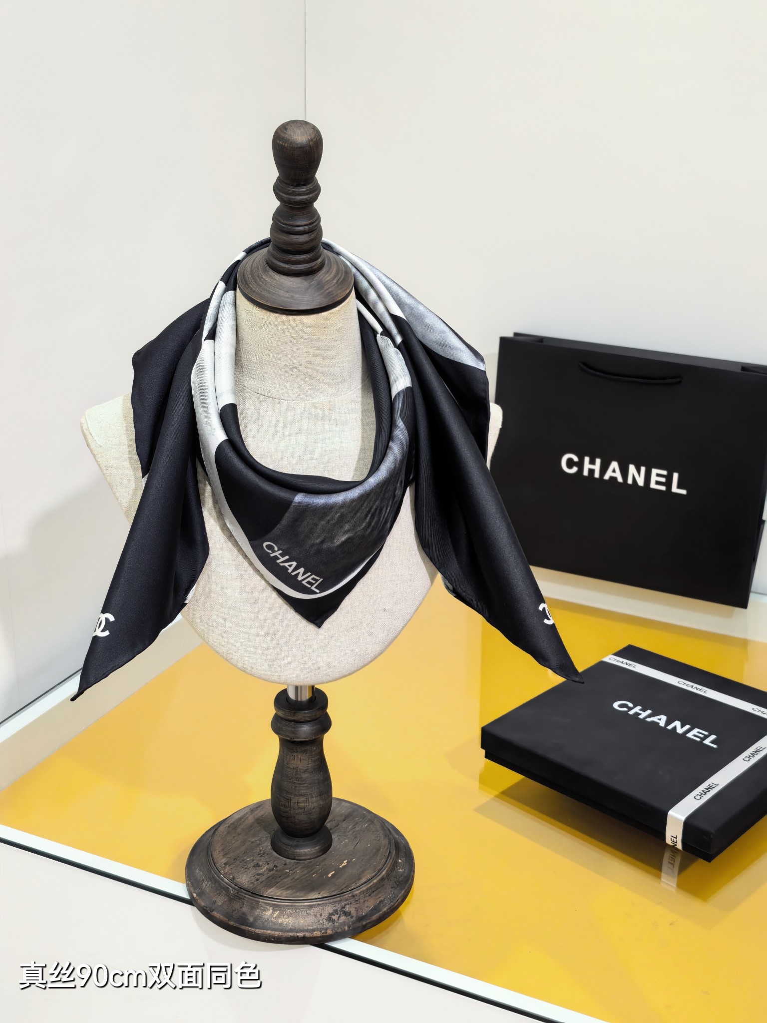 Chanel深色抽象圖騰絲巾女 一比一高級感圍巾 原單90cm雙面百搭披肩| 5 Chanel深色抽象圖騰絲巾女 一比一高級感圍巾 原單90cm雙面百搭披肩