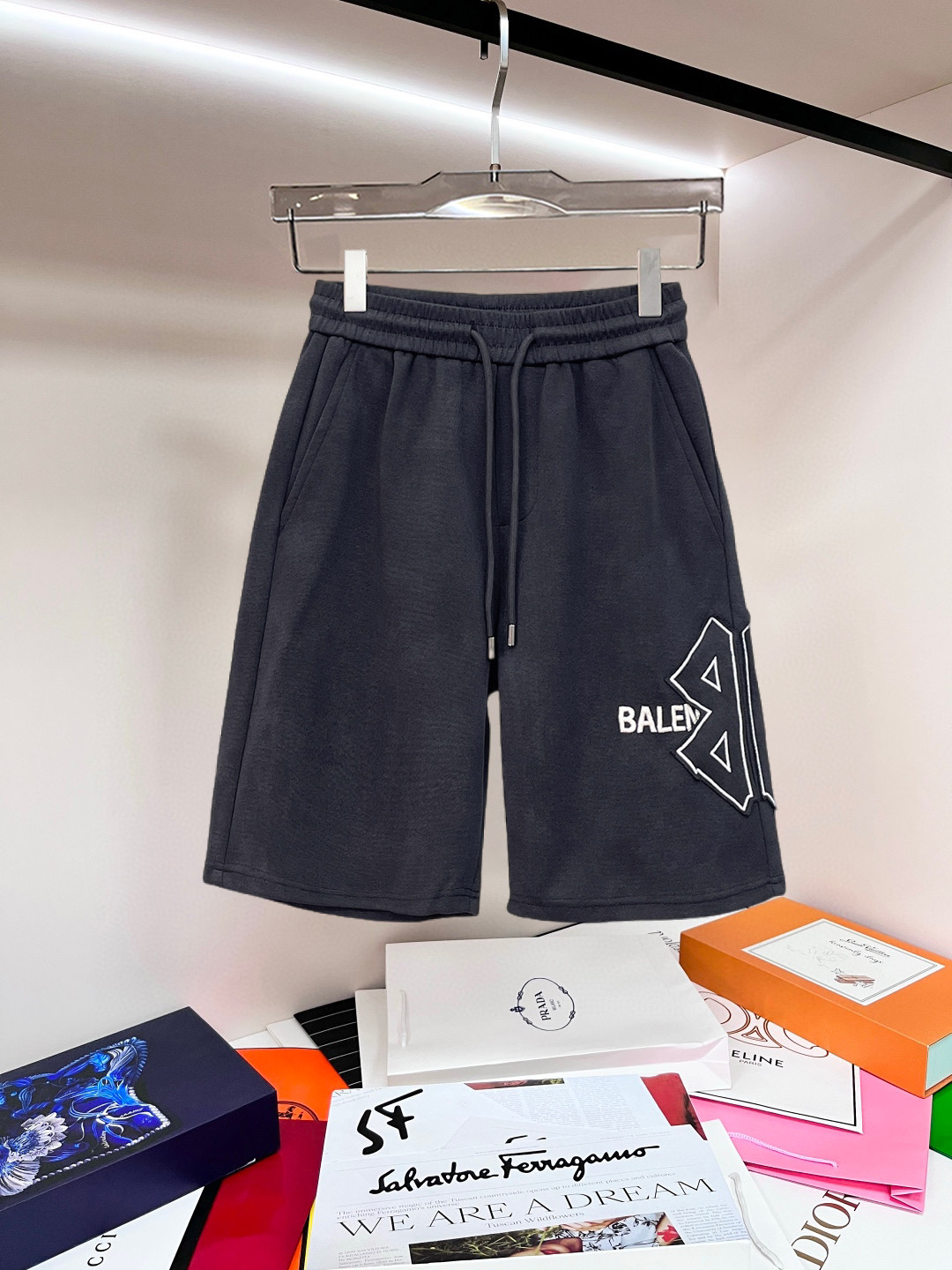 Balenciaga 高仿 男款運動短褲 字母印花寬鬆款 休閒街頭風| 3 Balenciaga 高仿 男款運動短褲 字母印花寬鬆款 休閒街頭風