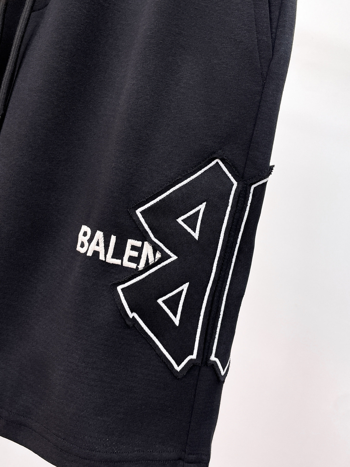 Balenciaga 高仿 男款運動短褲 字母印花寬鬆款 休閒街頭風| 17 Balenciaga 高仿 男款運動短褲 字母印花寬鬆款 休閒街頭風