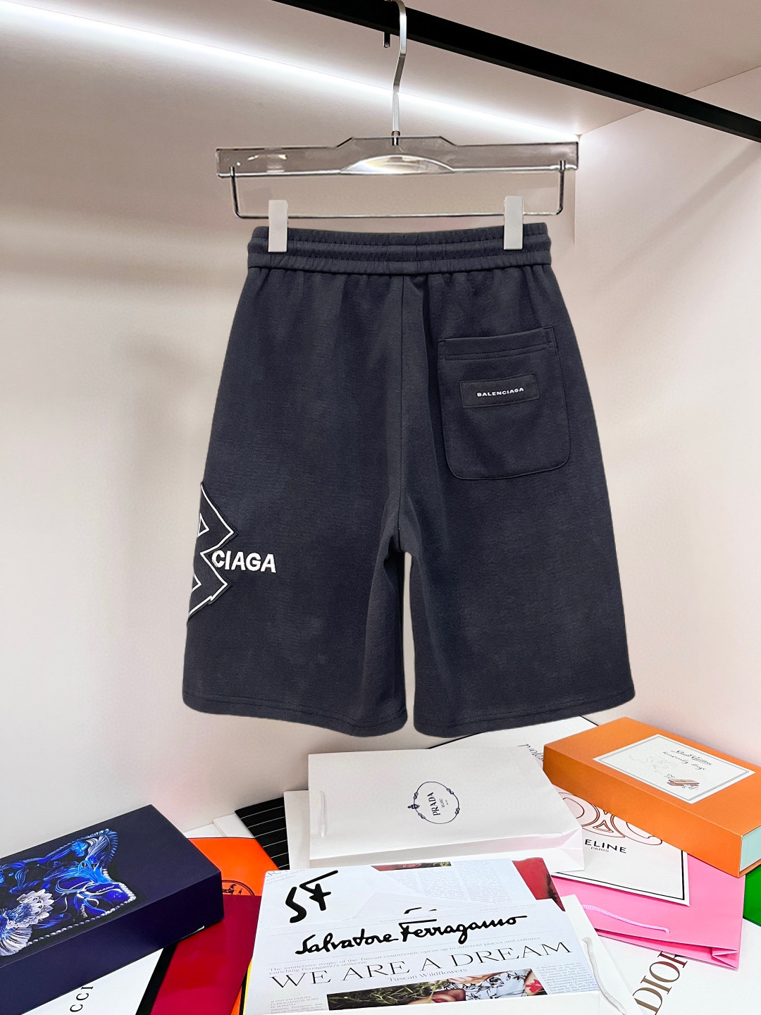 Balenciaga 高仿 男款運動短褲 字母印花寬鬆款 休閒街頭風| 14 Balenciaga 高仿 男款運動短褲 字母印花寬鬆款 休閒街頭風