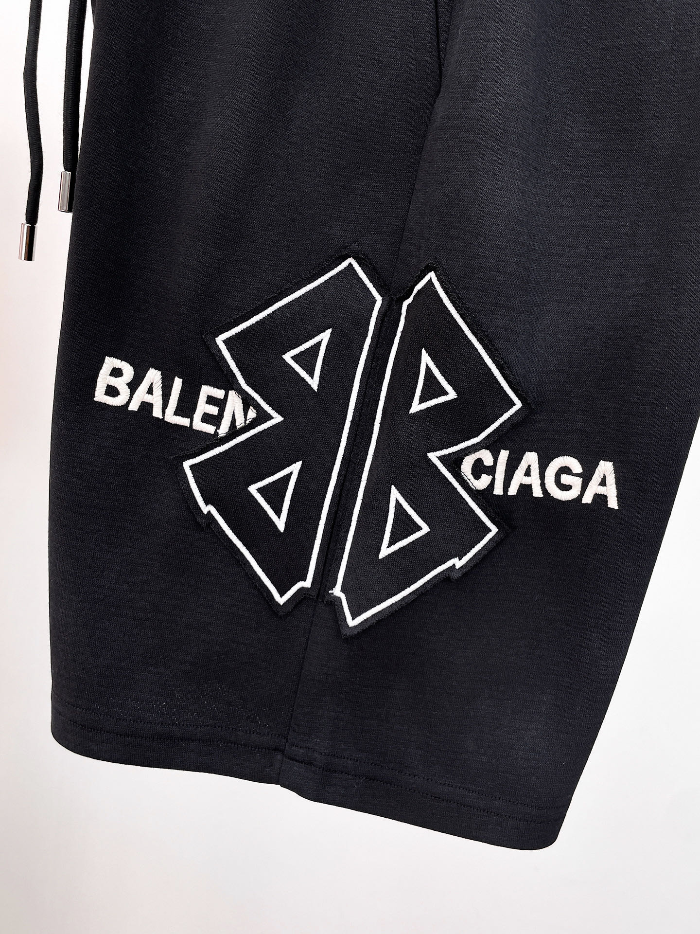 Balenciaga 高仿 男款運動短褲 字母印花寬鬆款 休閒街頭風| 10 Balenciaga 高仿 男款運動短褲 字母印花寬鬆款 休閒街頭風