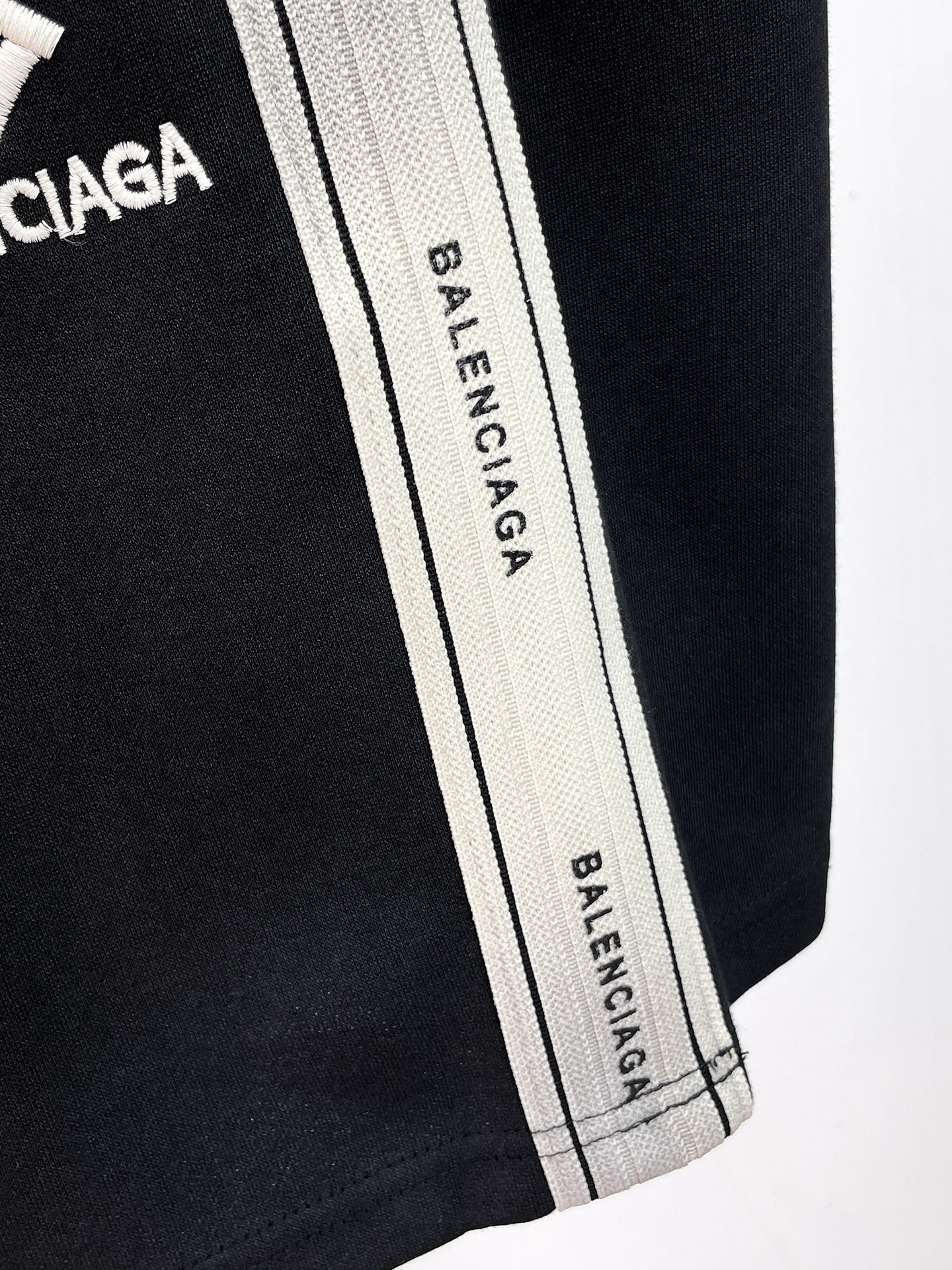 Balenciaga 原單 男款口袋短褲 工裝風設計 多口袋機能款| 14 Balenciaga 原單 男款口袋短褲 工裝風設計 多口袋機能款