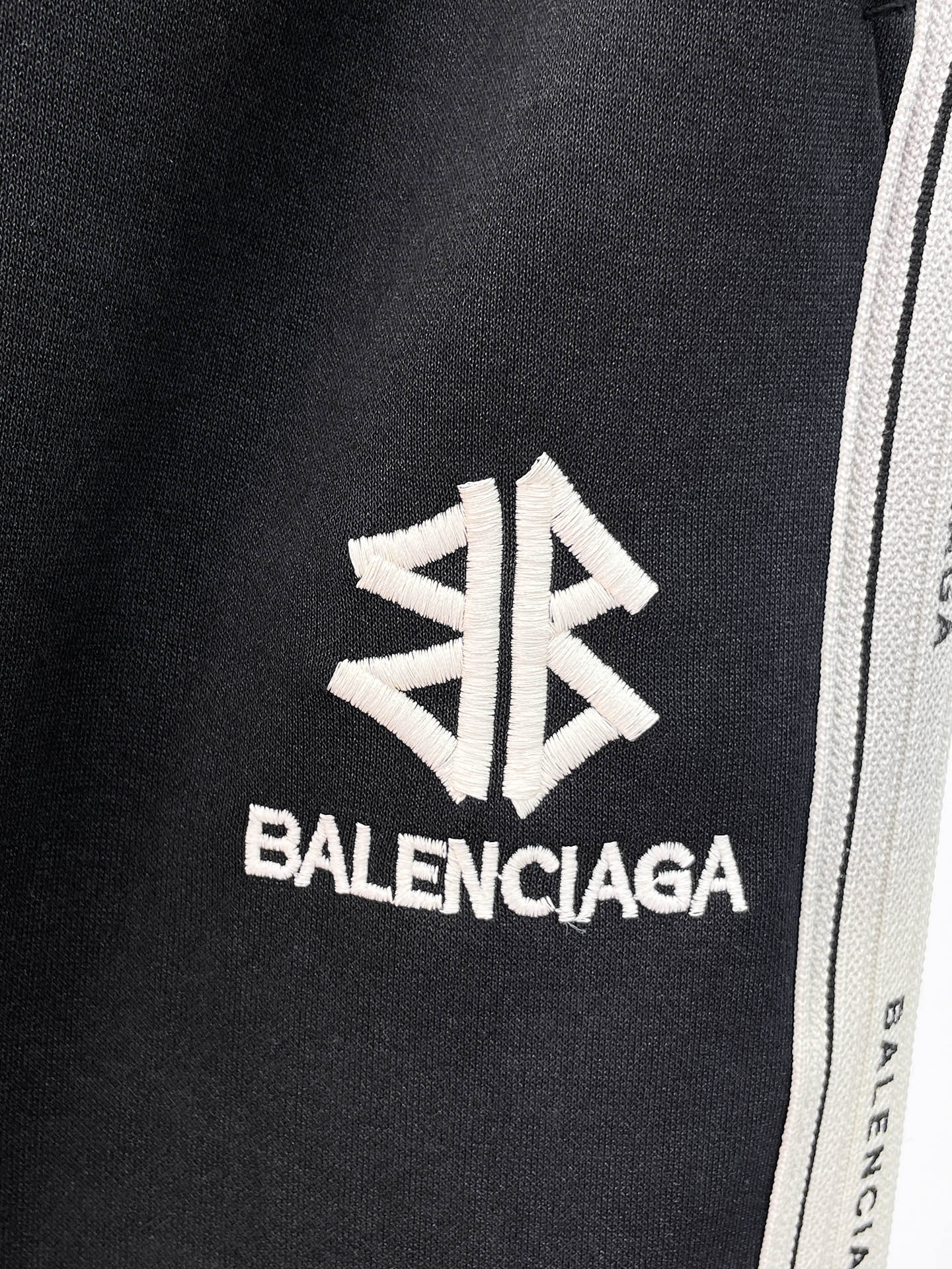 Balenciaga 原單 男款口袋短褲 工裝風設計 多口袋機能款| 9 Balenciaga 原單 男款口袋短褲 工裝風設計 多口袋機能款