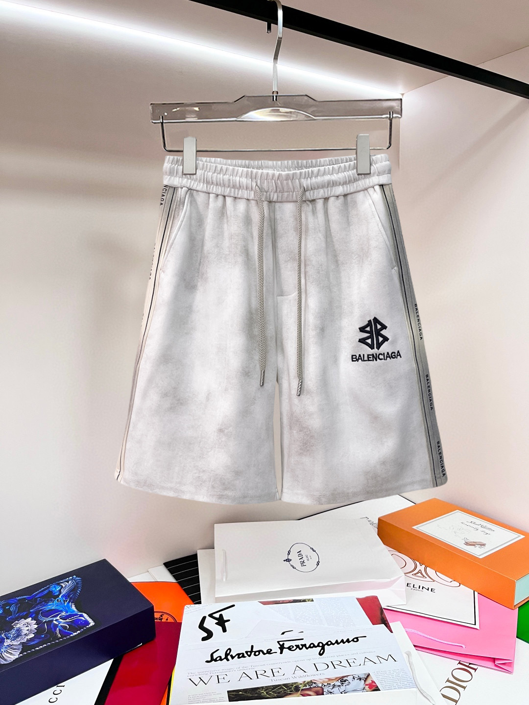 Balenciaga A貨 男款運動短褲 側條紋設計 寬鬆百搭款