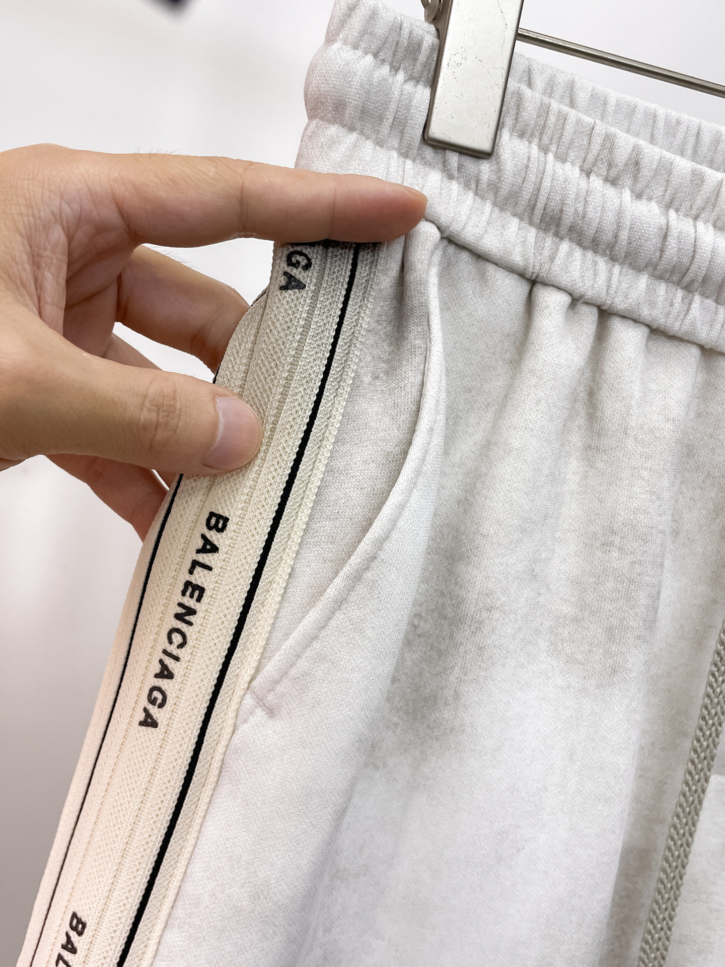 Balenciaga A貨 男款運動短褲 側條紋設計 寬鬆百搭款| 9 Balenciaga A貨 男款運動短褲 側條紋設計 寬鬆百搭款