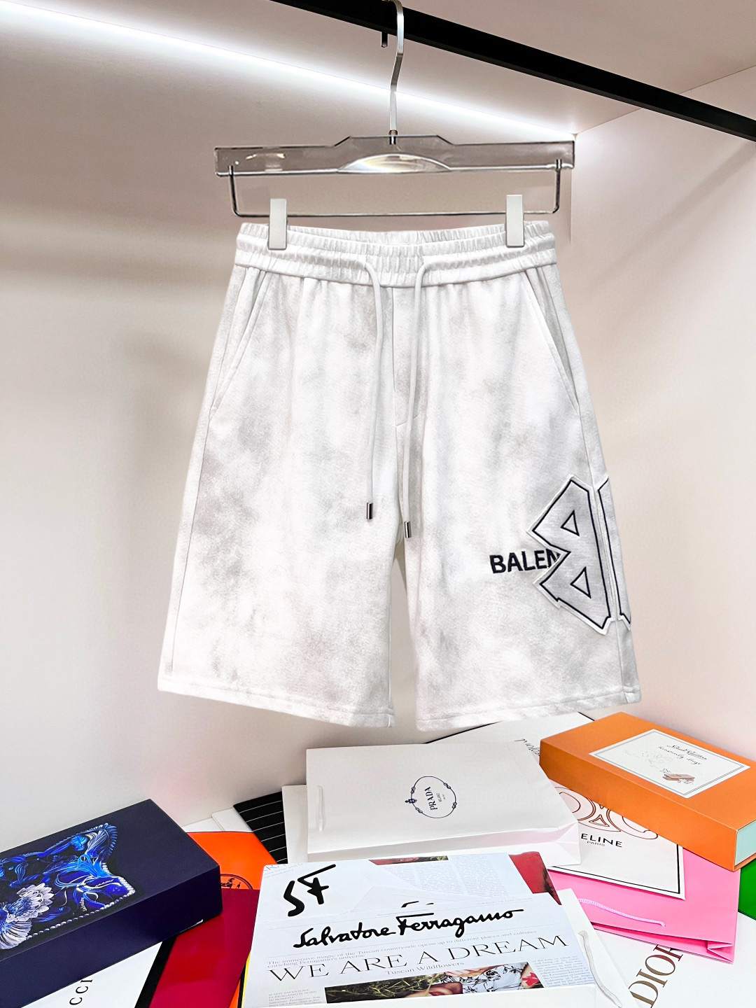 Balenciaga 高仿 男款短褲 雲紋水洗設計 寬鬆休閒百搭款| 3 Balenciaga 高仿 男款短褲 雲紋水洗設計 寬鬆休閒百搭款