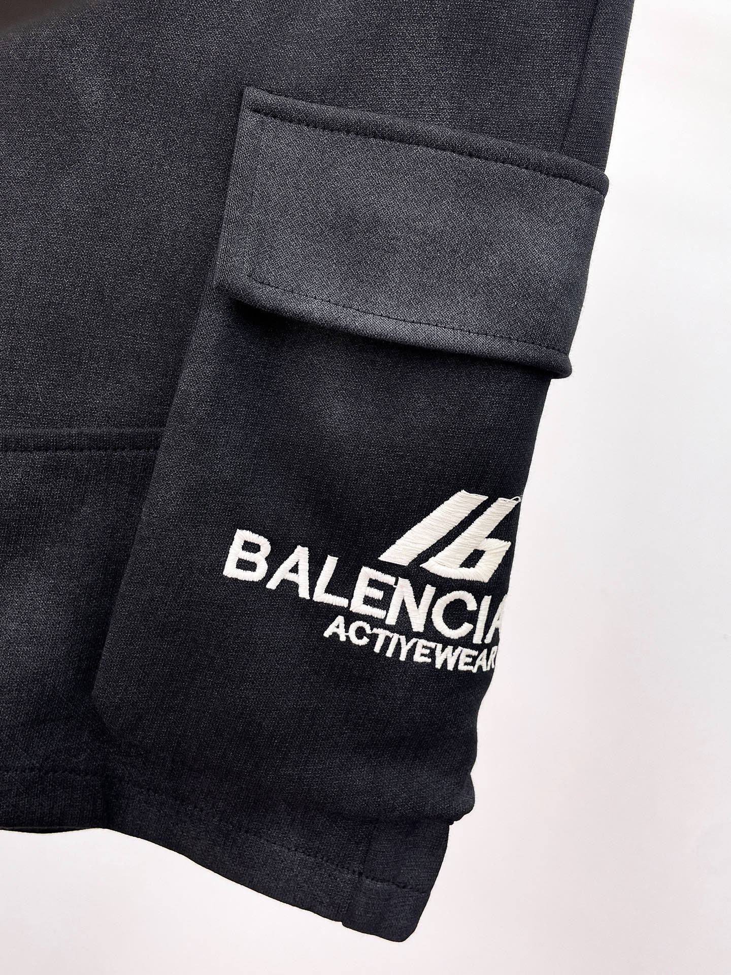 Balenciaga 復刻 男款工裝短褲 雙口袋設計 寬鬆機能風| 18 Balenciaga 復刻 男款工裝短褲 雙口袋設計 寬鬆機能風