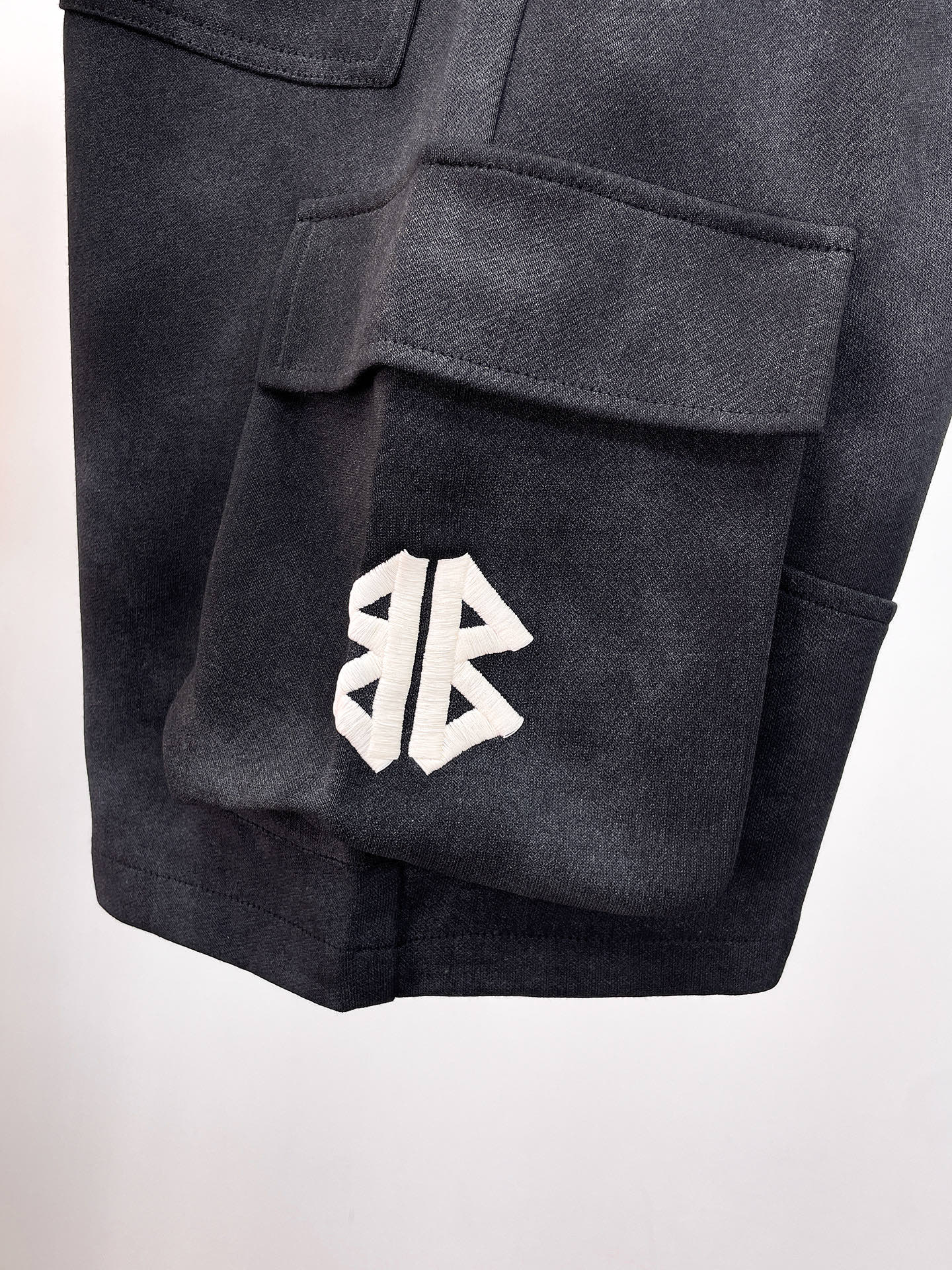 Balenciaga 復刻 男款工裝短褲 雙口袋設計 寬鬆機能風| 9 Balenciaga 復刻 男款工裝短褲 雙口袋設計 寬鬆機能風