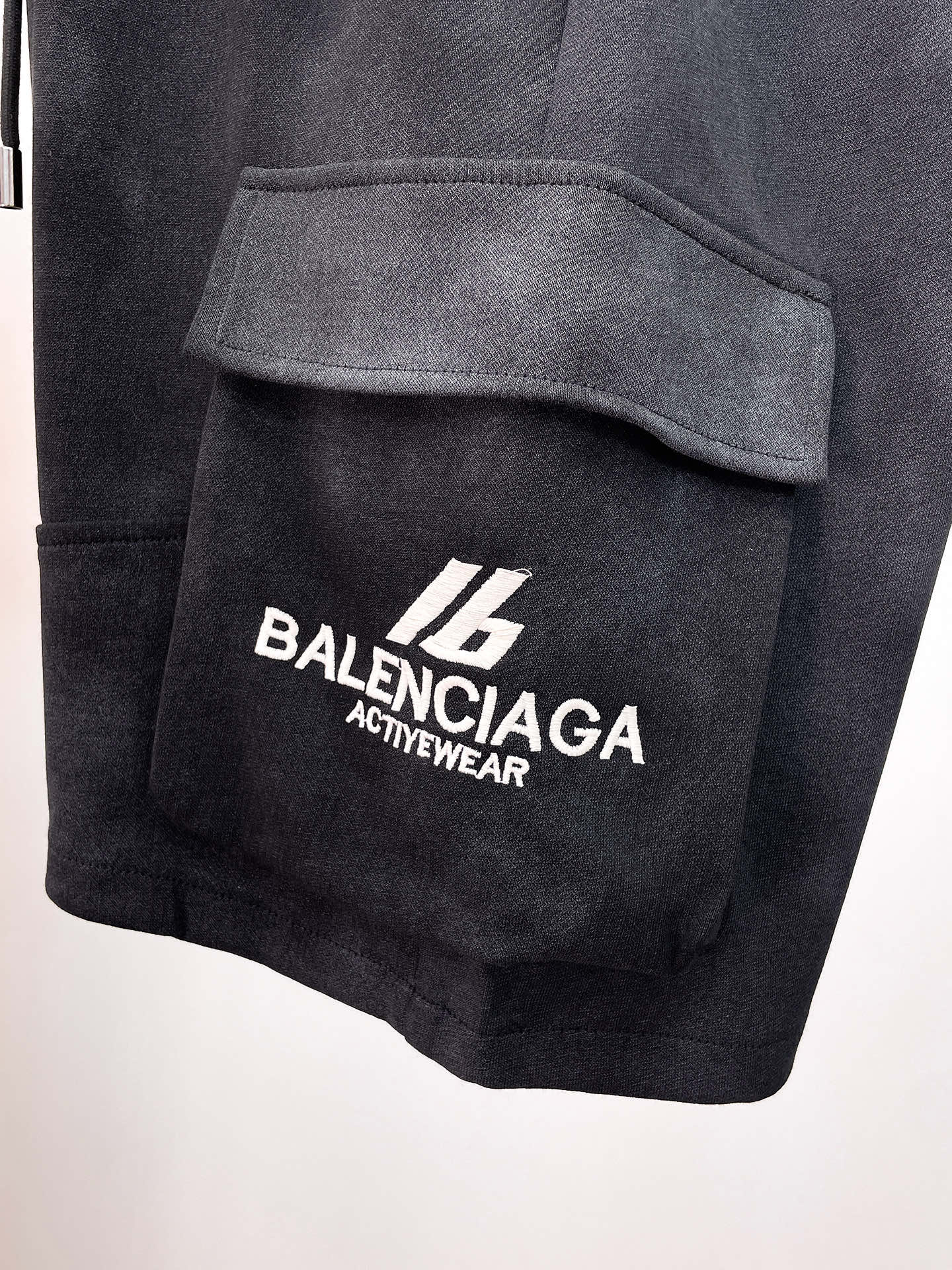 Balenciaga 復刻 男款工裝短褲 雙口袋設計 寬鬆機能風| 8 Balenciaga 復刻 男款工裝短褲 雙口袋設計 寬鬆機能風
