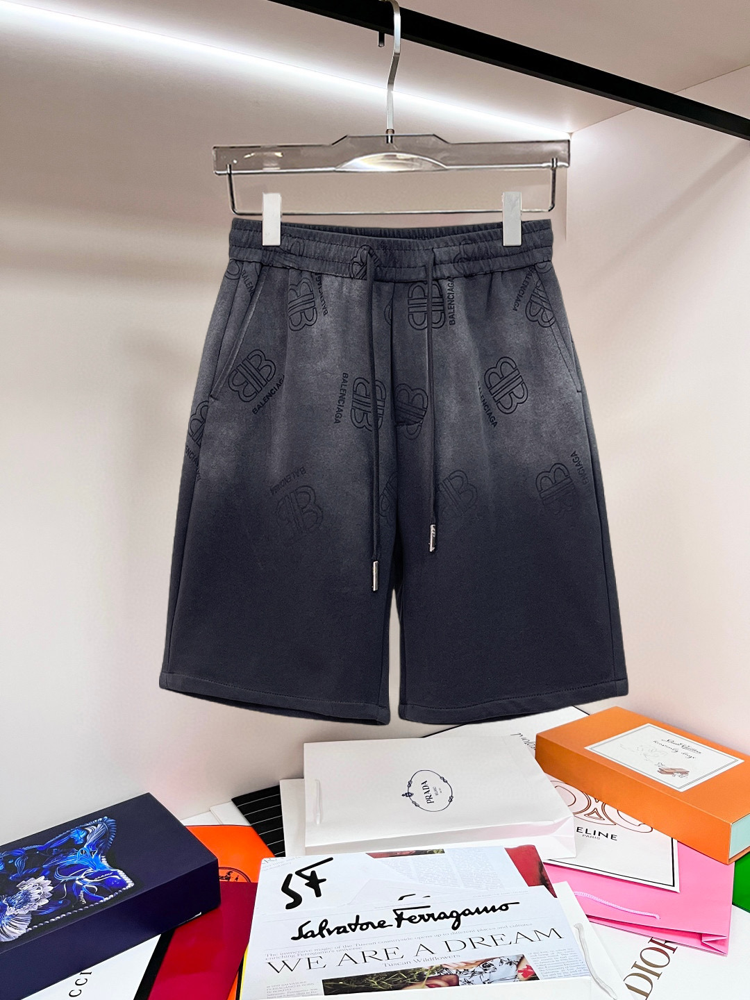 Balenciaga 原單 男款短褲 滿版Logo印花設計 寬鬆潮流款| 3 Balenciaga 原單 男款短褲 滿版Logo印花設計 寬鬆潮流款