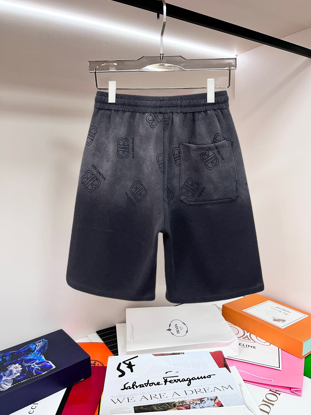 Balenciaga 原單 男款短褲 滿版Logo印花設計 寬鬆潮流款