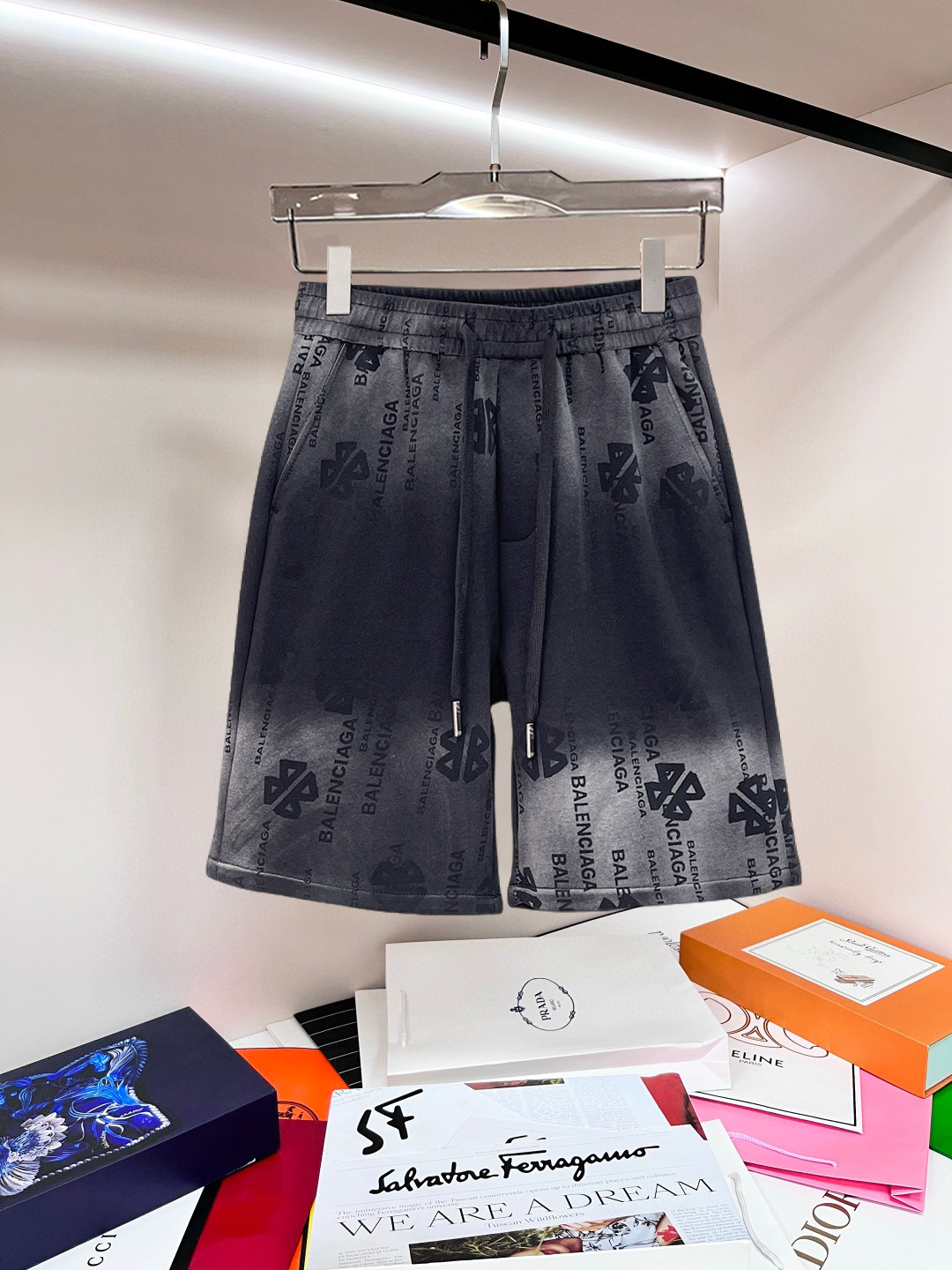 Balenciaga A貨 男款短褲 滿版字母印花 寬鬆街頭風| 3 Balenciaga A貨 男款短褲 滿版字母印花 寬鬆街頭風