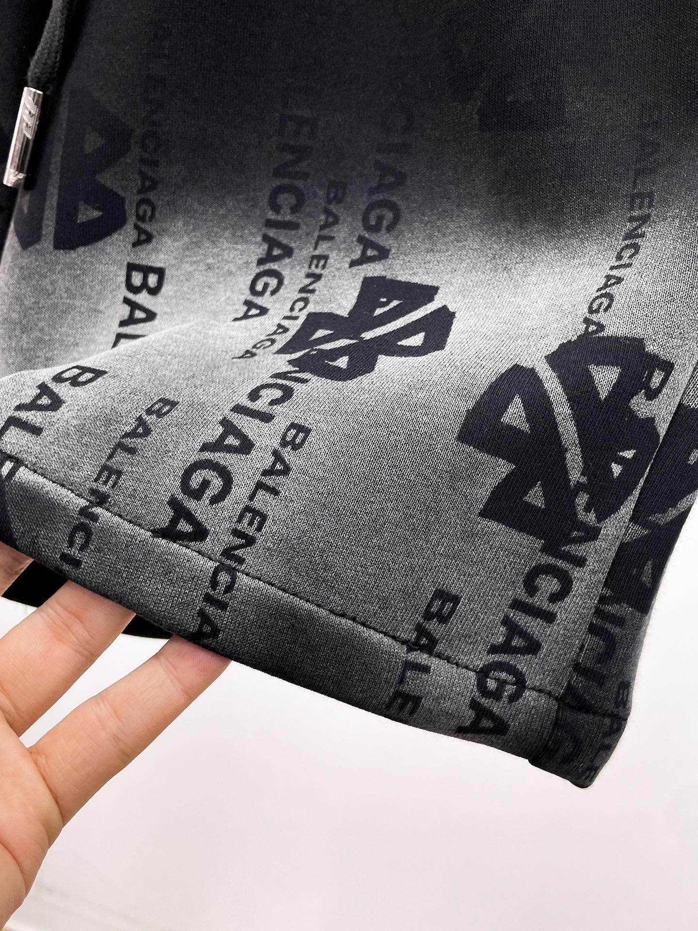 Balenciaga A貨 男款短褲 滿版字母印花 寬鬆街頭風| 7 Balenciaga A貨 男款短褲 滿版字母印花 寬鬆街頭風