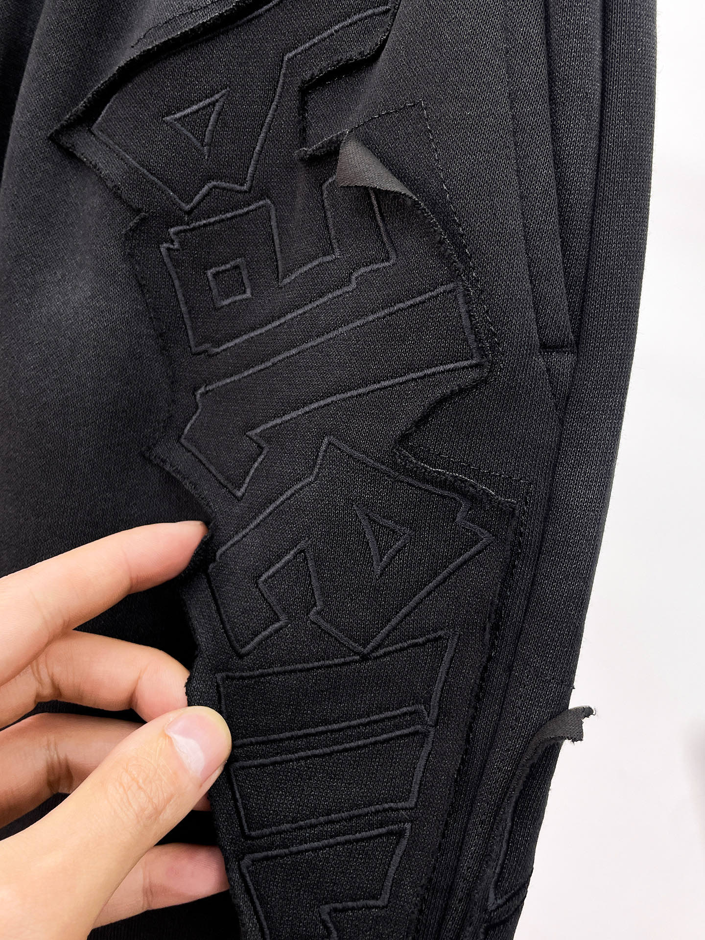 Balenciaga 高仿 男款短褲 立體字母刺繡設計 寬鬆百搭款| 17 Balenciaga 高仿 男款短褲 立體字母刺繡設計 寬鬆百搭款