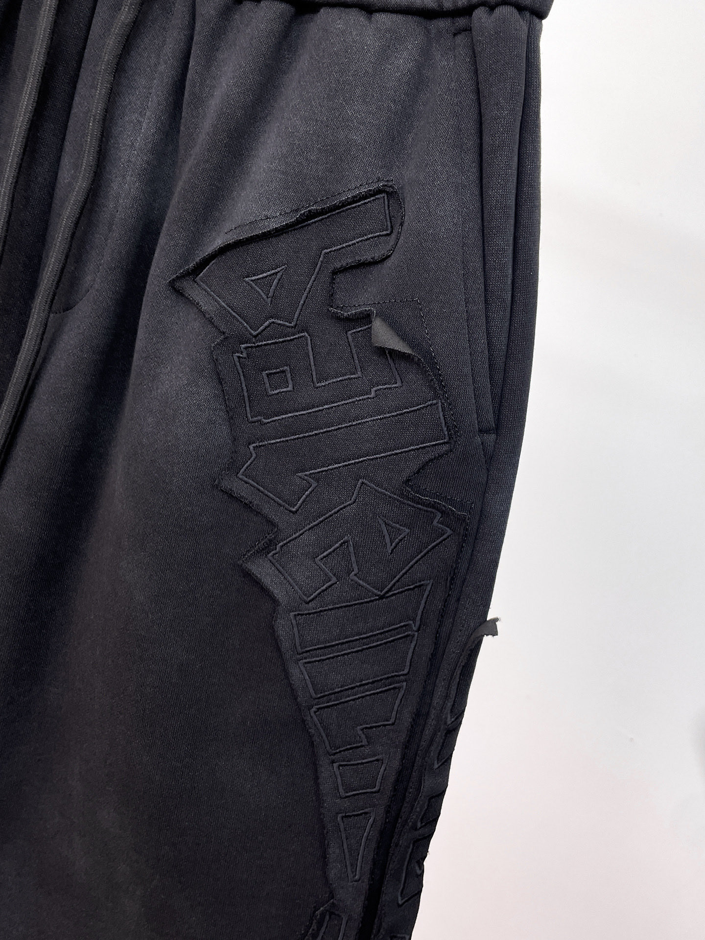 Balenciaga 高仿 男款短褲 立體字母刺繡設計 寬鬆百搭款| 16 Balenciaga 高仿 男款短褲 立體字母刺繡設計 寬鬆百搭款