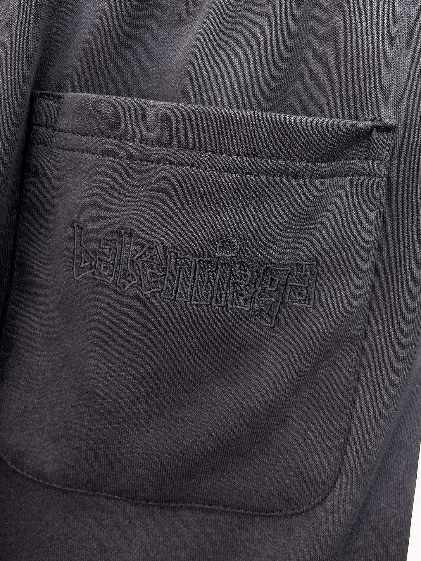 Balenciaga 高仿 男款短褲 立體字母刺繡設計 寬鬆百搭款| 10 Balenciaga 高仿 男款短褲 立體字母刺繡設計 寬鬆百搭款