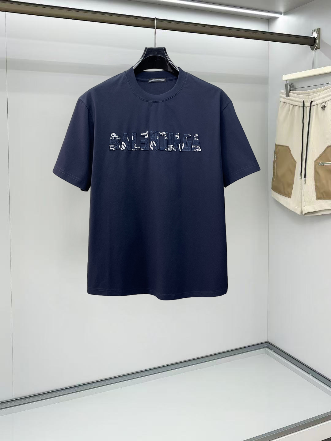 Balenciaga 一比一 男款短袖T恤 純色壓紋Logo設計 簡約百搭款| 3 Balenciaga 一比一 男款短袖T恤 純色壓紋Logo設計 簡約百搭款