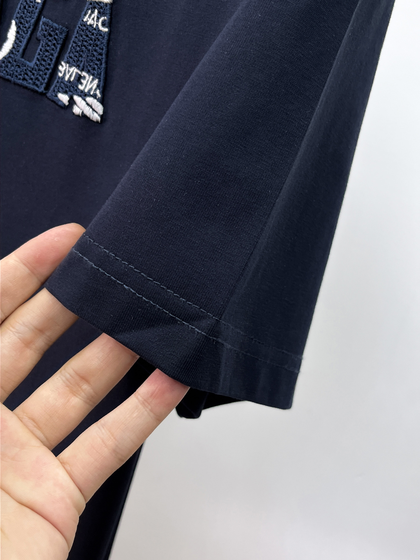 Balenciaga 一比一 男款短袖T恤 純色壓紋Logo設計 簡約百搭款| 15 Balenciaga 一比一 男款短袖T恤 純色壓紋Logo設計 簡約百搭款
