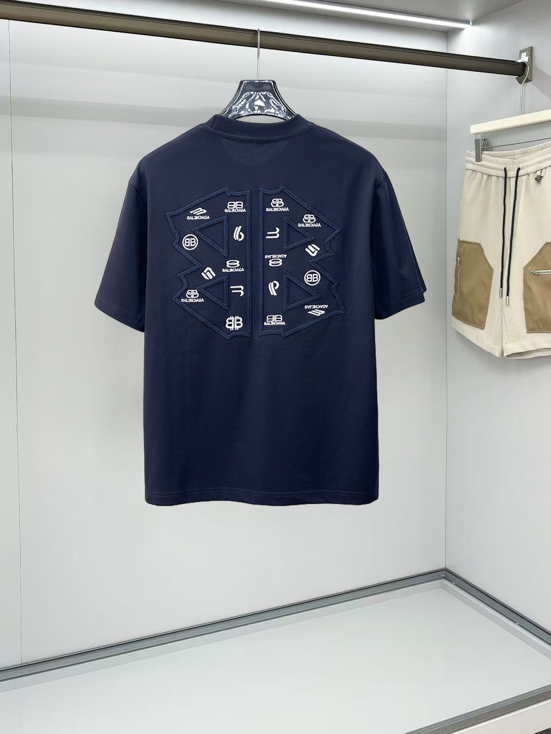 Balenciaga 一比一 男款短袖T恤 純色壓紋Logo設計 簡約百搭款| 14 Balenciaga 一比一 男款短袖T恤 純色壓紋Logo設計 簡約百搭款