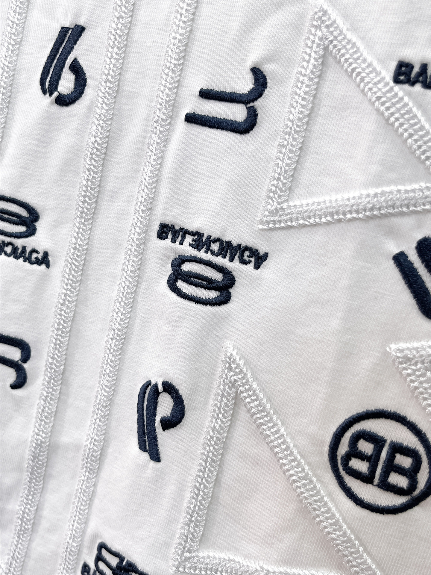 Balenciaga 高仿 男款短袖T恤 拼接Logo設計 潮流百搭款| 10 Balenciaga 高仿 男款短袖T恤 拼接Logo設計 潮流百搭款