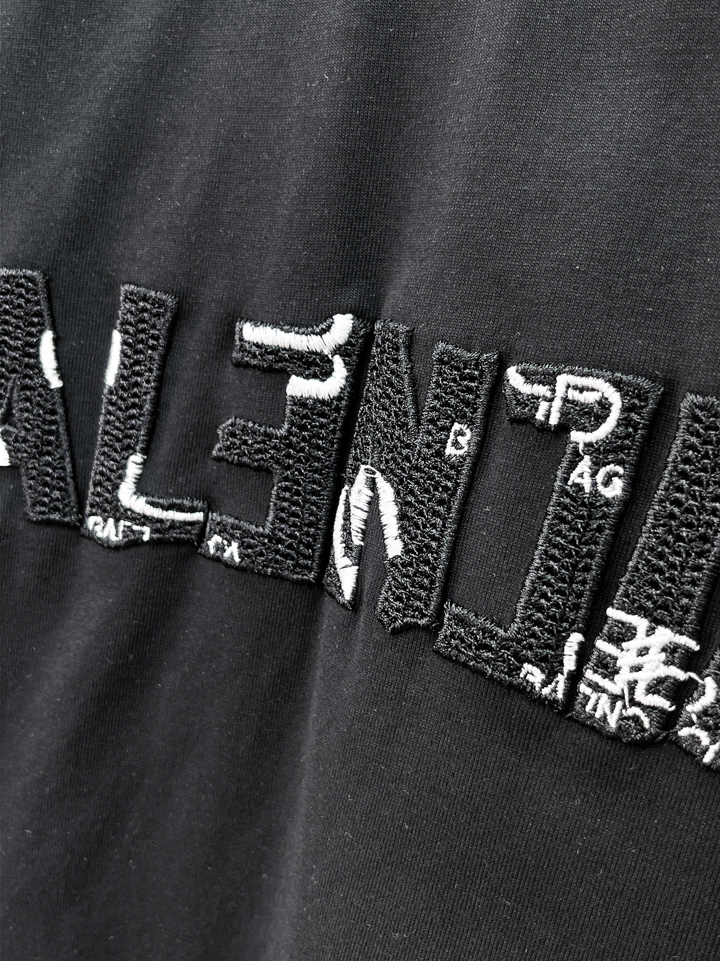 Balenciaga 高仿 男款 拼接刺繡短袖T恤 潮流百搭設計款| 15 Balenciaga 高仿 男款 拼接刺繡短袖T恤 潮流百搭設計款