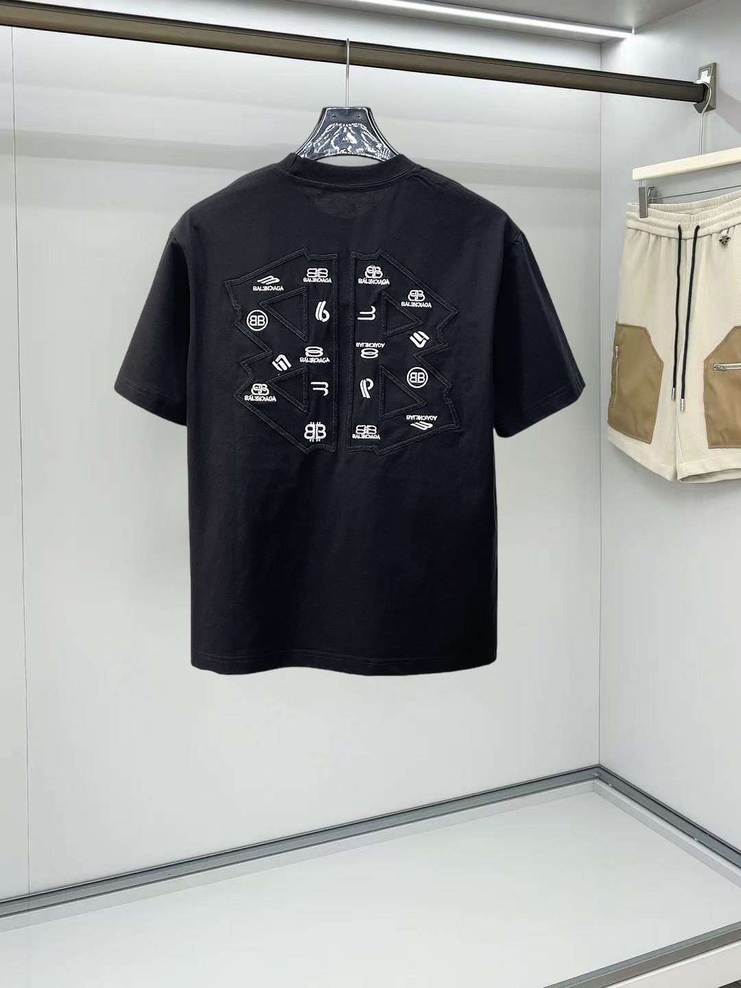 Balenciaga 高仿 男款 拼接刺繡短袖T恤 潮流百搭設計款| 14 Balenciaga 高仿 男款 拼接刺繡短袖T恤 潮流百搭設計款