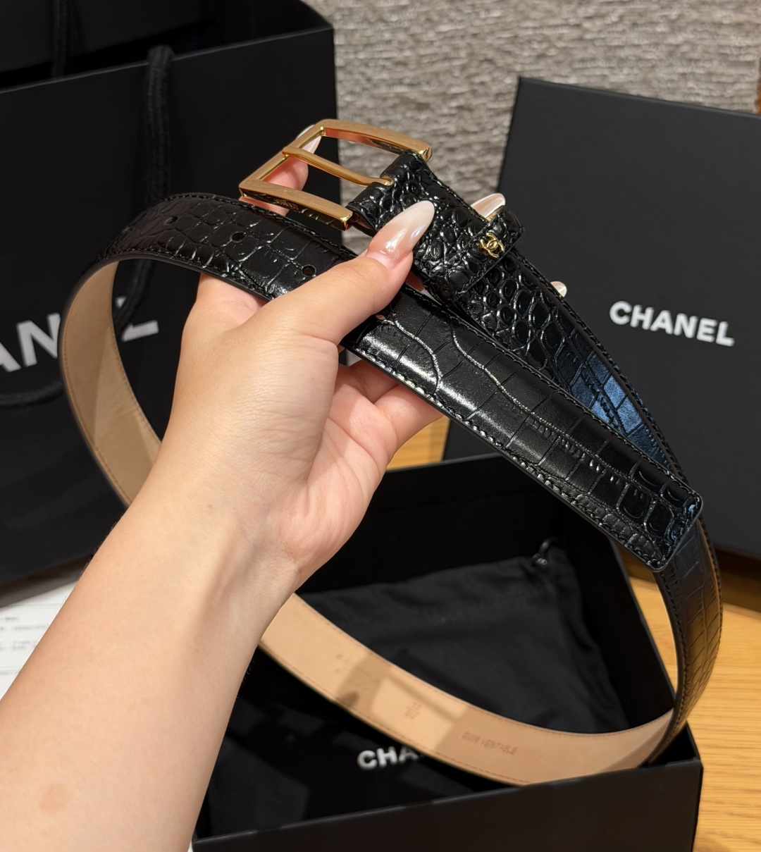 Chanel 高仿 女款黑色鱷魚壓紋皮帶 金色方扣經典腰帶| 12 Chanel 高仿 女款黑色鱷魚壓紋皮帶 金色方扣經典腰帶