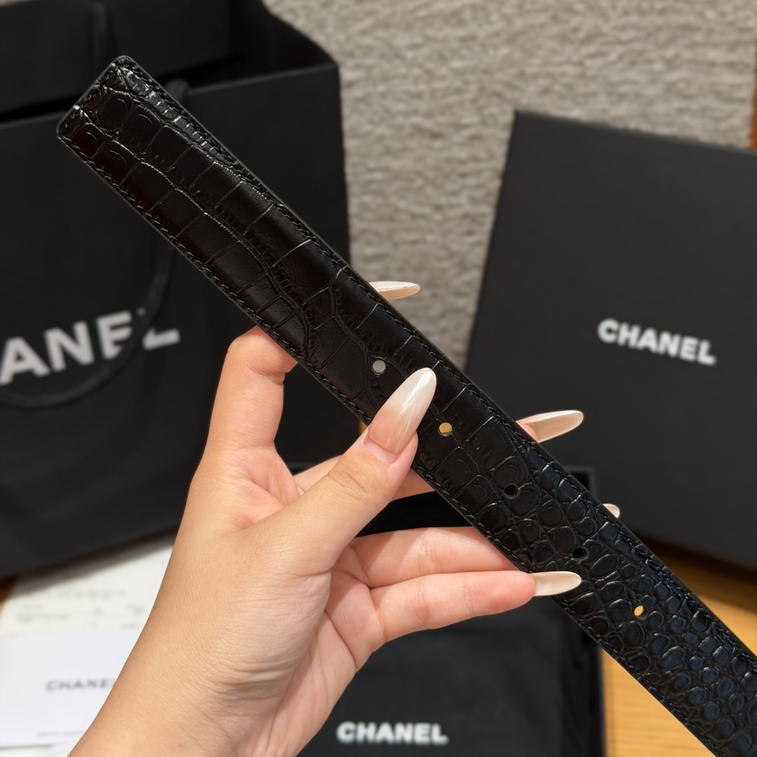 Chanel 高仿 女款黑色鱷魚壓紋皮帶 金色方扣經典腰帶| 7 Chanel 高仿 女款黑色鱷魚壓紋皮帶 金色方扣經典腰帶