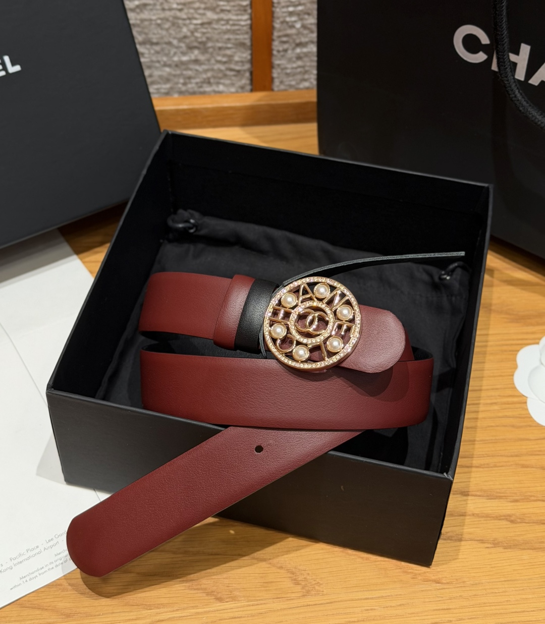 Chanel 高仿 女款珍珠雙C圓扣皮帶 酒紅色時尚腰帶 名媛風款| 14 Chanel 高仿 女款珍珠雙C圓扣皮帶 酒紅色時尚腰帶 名媛風款