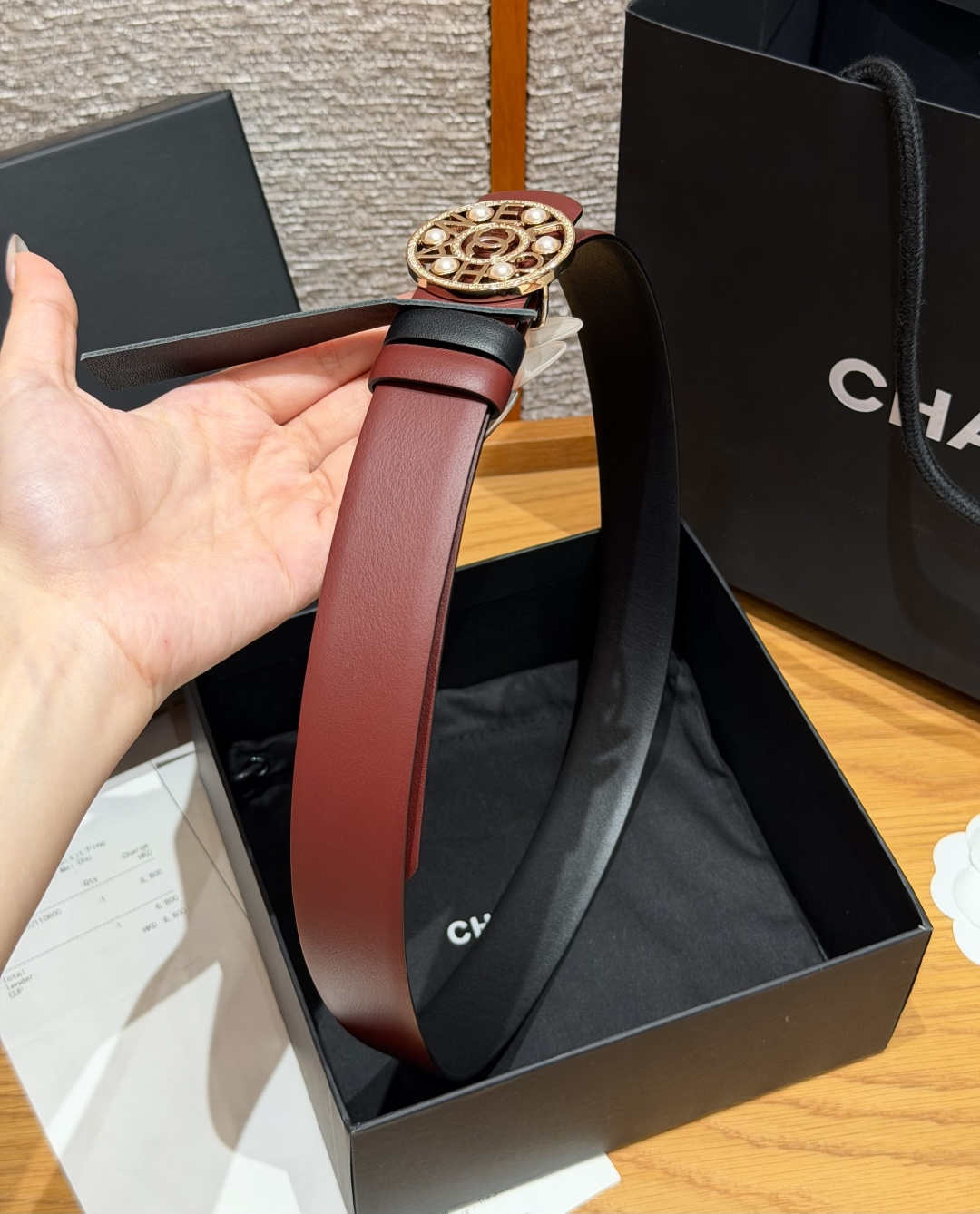 Chanel 高仿 女款珍珠雙C圓扣皮帶 酒紅色時尚腰帶 名媛風款| 12 Chanel 高仿 女款珍珠雙C圓扣皮帶 酒紅色時尚腰帶 名媛風款