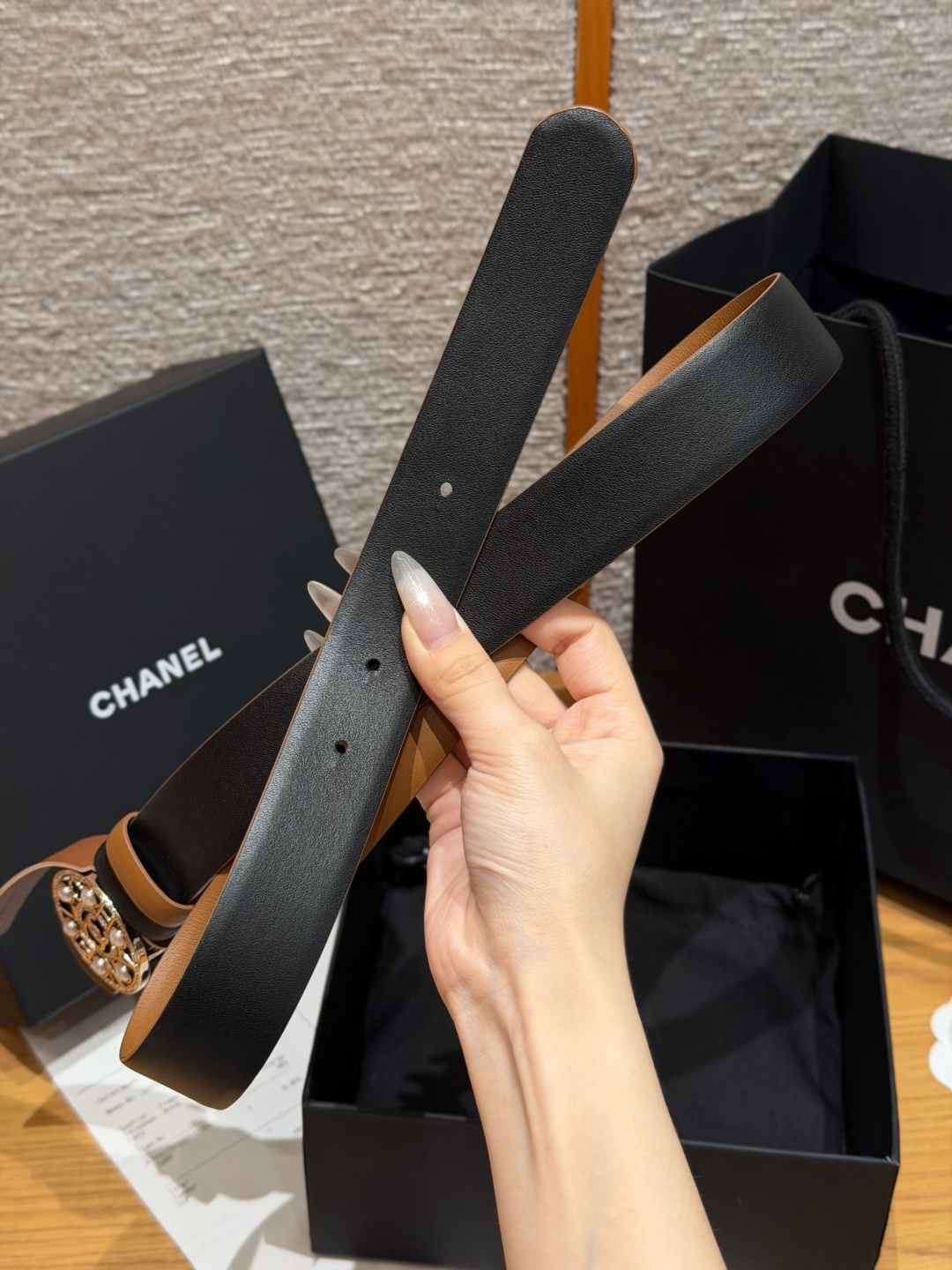 Chanel A貨 女款雙面牛皮珍珠雙C圓扣皮帶 黑棕雙色百搭腰帶| 9 Chanel A貨 女款雙面牛皮珍珠雙C圓扣皮帶 黑棕雙色百搭腰帶
