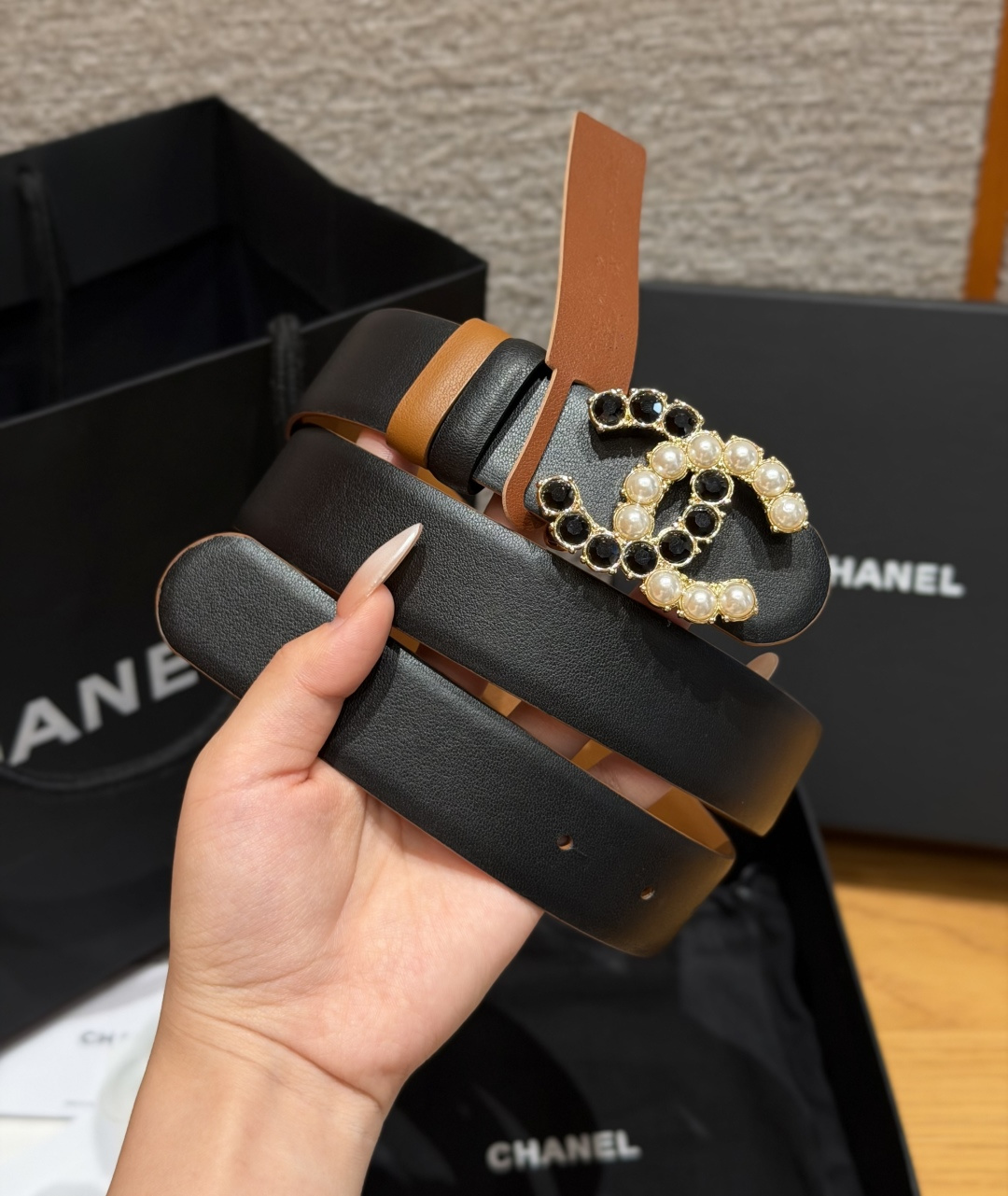 Chanel 高仿雙面牛皮珍珠黑鑽CC扣女士皮帶黑棕色| 11 Chanel 高仿雙面牛皮珍珠黑鑽CC扣女士皮帶黑棕色