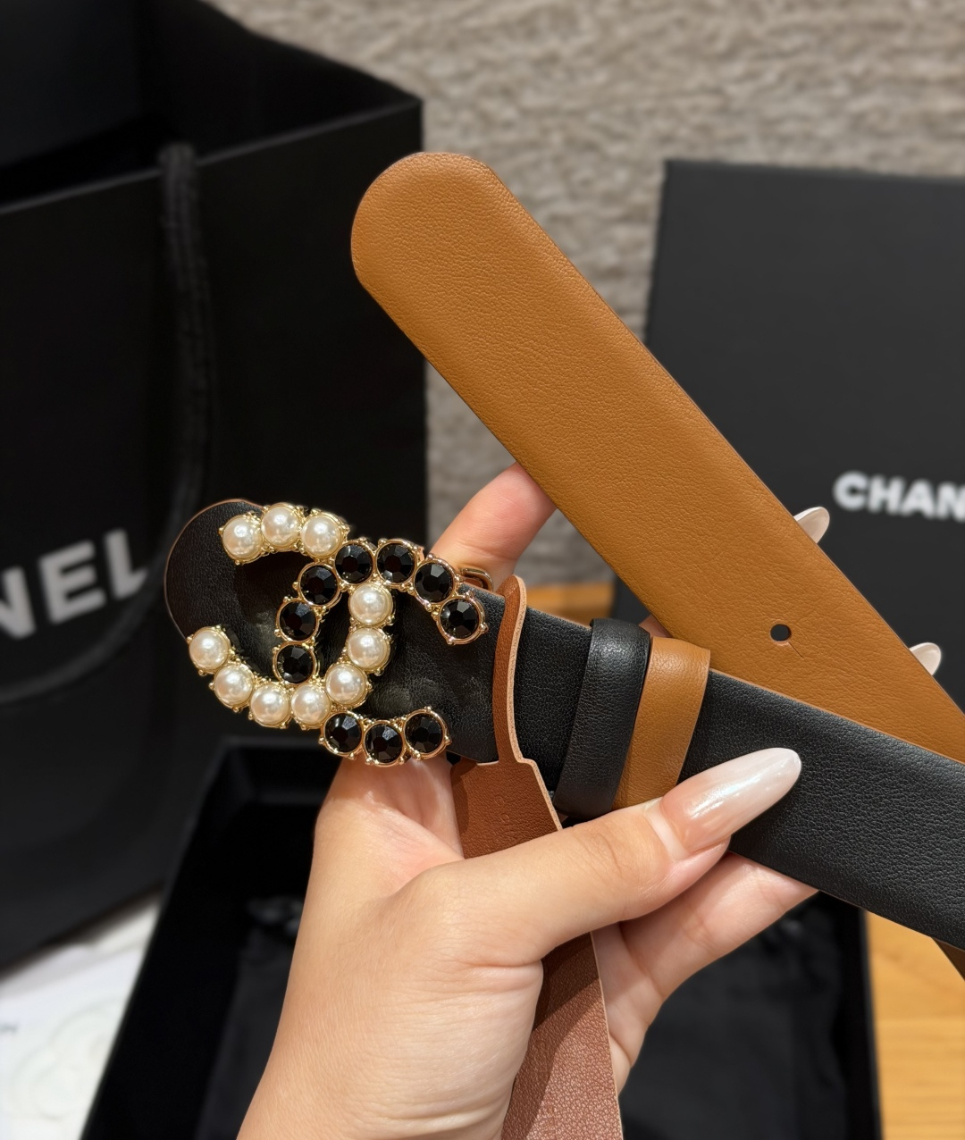 Chanel 高仿雙面牛皮珍珠黑鑽CC扣女士皮帶黑棕色| 10 Chanel 高仿雙面牛皮珍珠黑鑽CC扣女士皮帶黑棕色