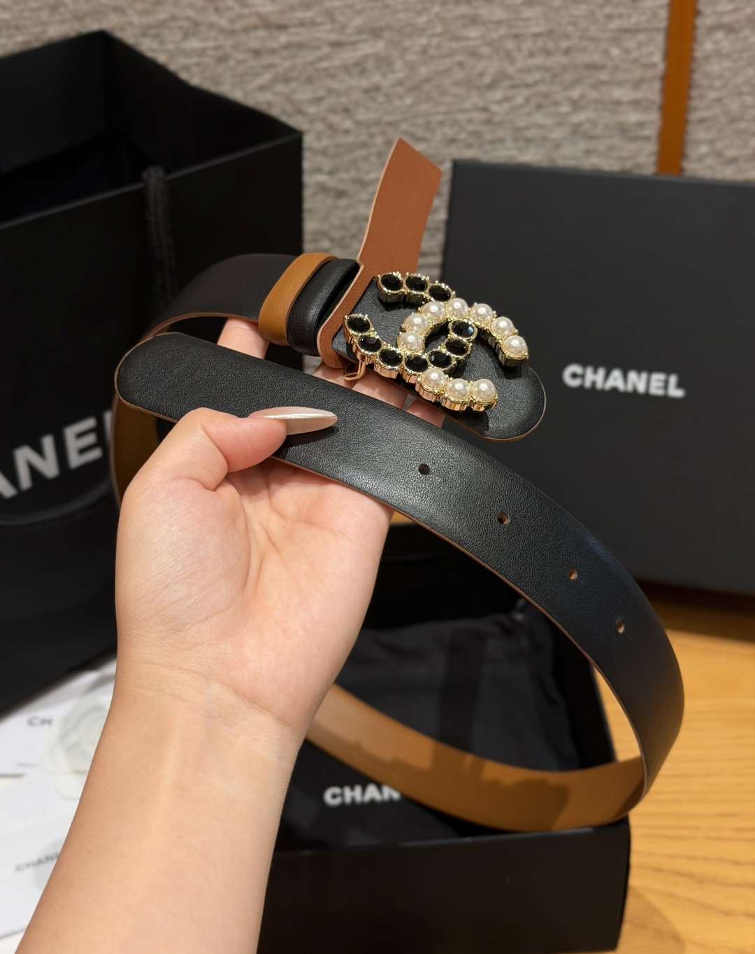 Chanel 高仿雙面牛皮珍珠黑鑽CC扣女士皮帶黑棕色| 9 Chanel 高仿雙面牛皮珍珠黑鑽CC扣女士皮帶黑棕色