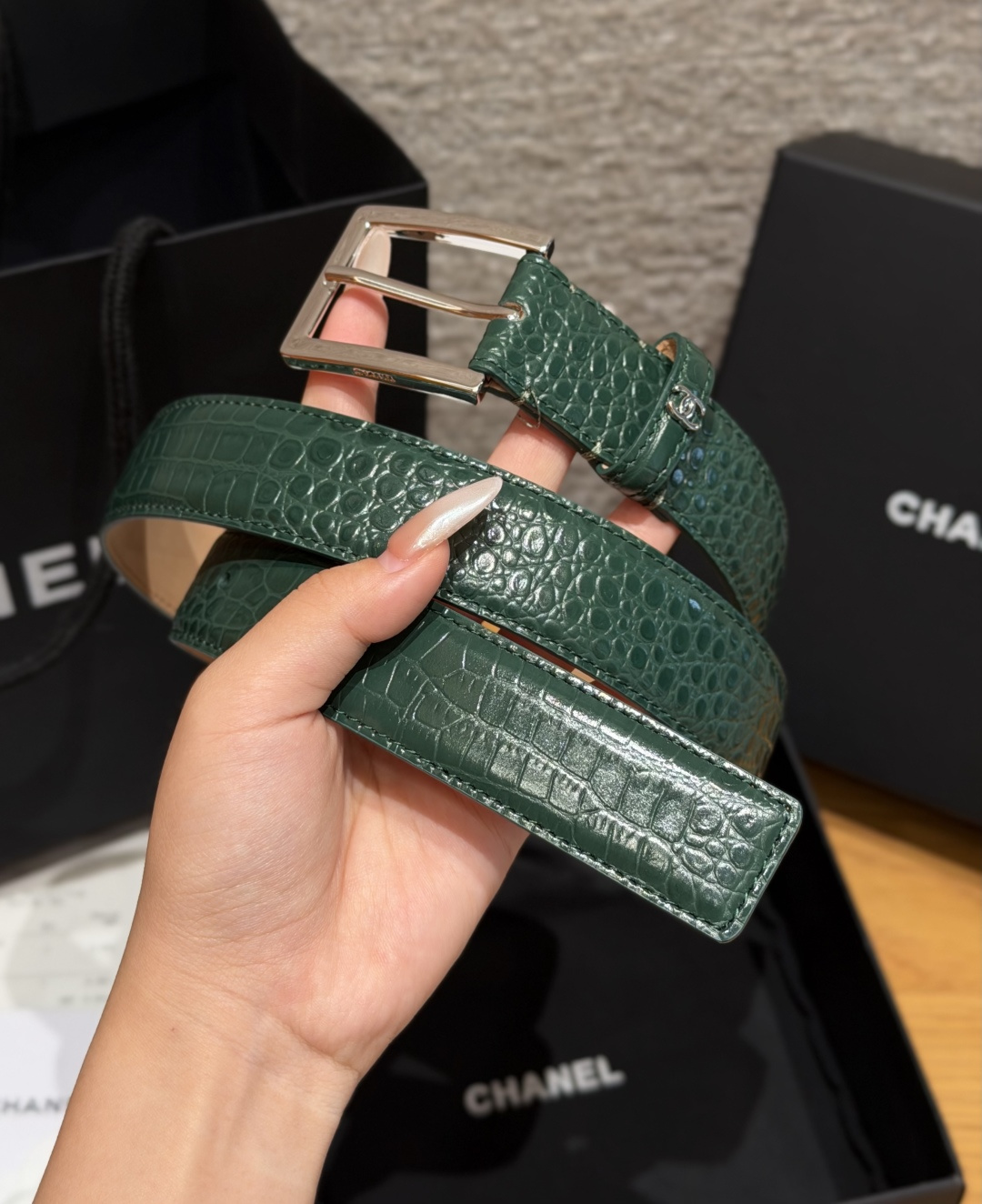 Chanel 高仿 女款鱷魚壓紋皮帶 綠色細版腰帶 輕奢百搭款| 13 Chanel 高仿 女款鱷魚壓紋皮帶 綠色細版腰帶 輕奢百搭款