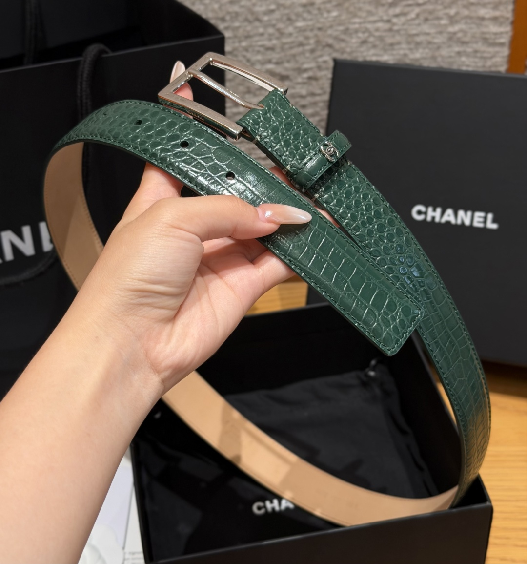 Chanel 高仿 女款鱷魚壓紋皮帶 綠色細版腰帶 輕奢百搭款| 12 Chanel 高仿 女款鱷魚壓紋皮帶 綠色細版腰帶 輕奢百搭款