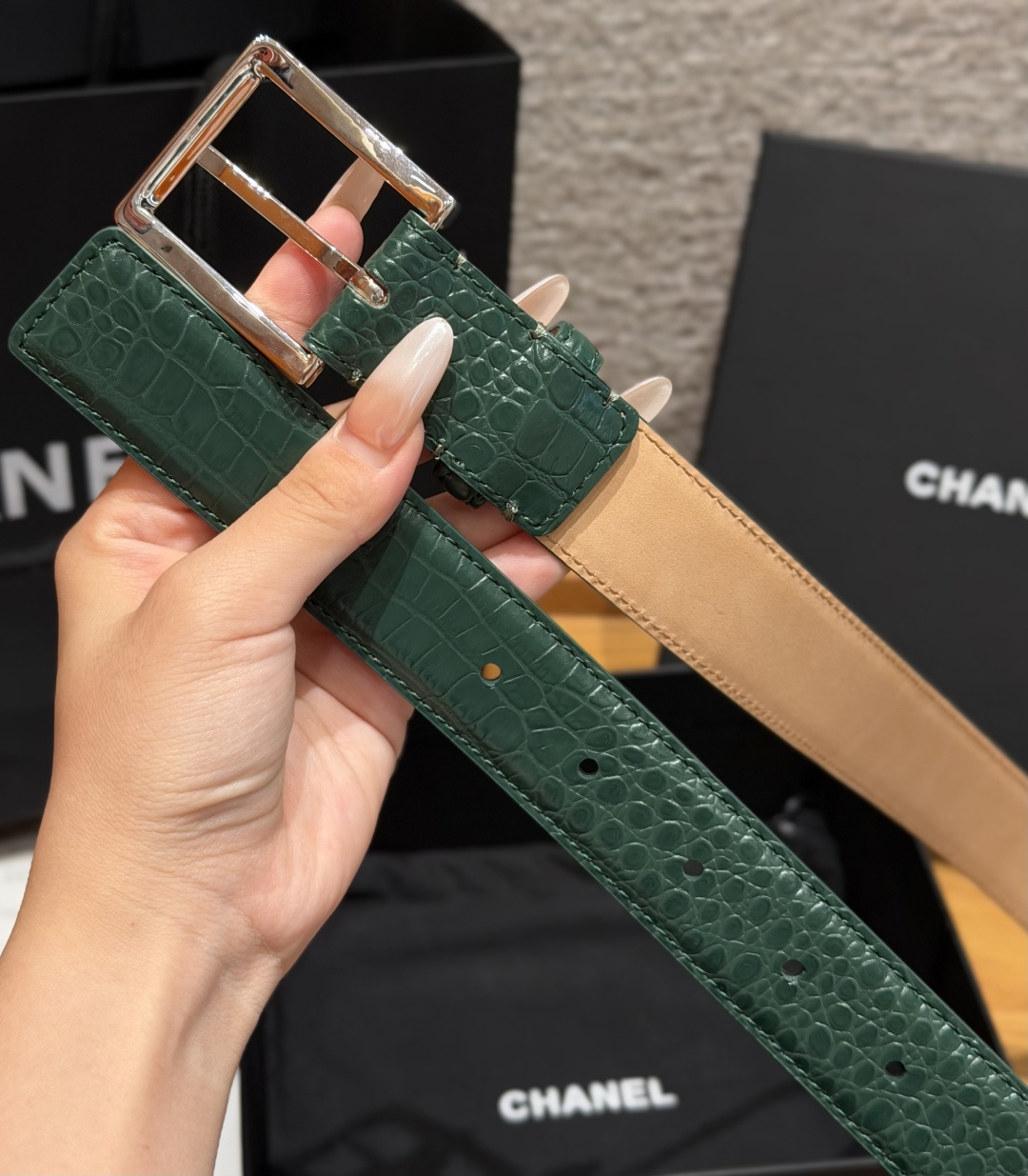 Chanel 高仿 女款鱷魚壓紋皮帶 綠色細版腰帶 輕奢百搭款| 11 Chanel 高仿 女款鱷魚壓紋皮帶 綠色細版腰帶 輕奢百搭款