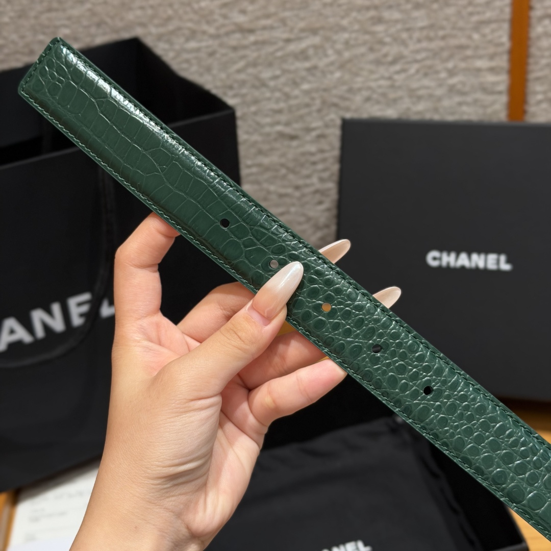 Chanel 高仿 女款鱷魚壓紋皮帶 綠色細版腰帶 輕奢百搭款| 7 Chanel 高仿 女款鱷魚壓紋皮帶 綠色細版腰帶 輕奢百搭款